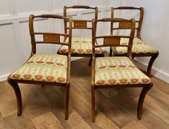 Ensemble de 4 chaises de salle à manger en noyer Art Nouveau  Un ensemble inhabituel de chaises