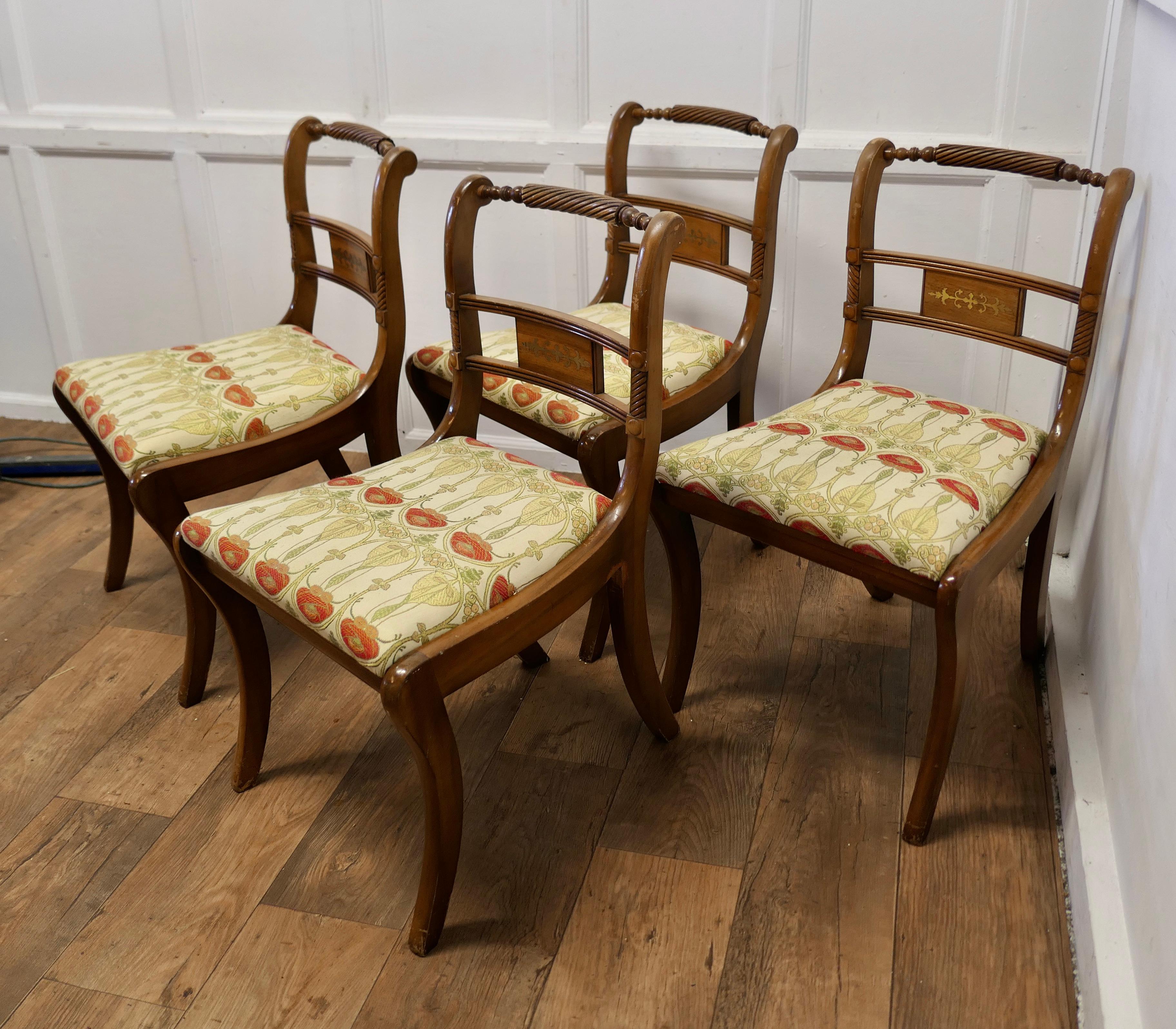 Art nouveau Ensemble de 4 chaises de salle à manger en noyer Art Nouveau  Un ensemble inhabituel de chaises  en vente