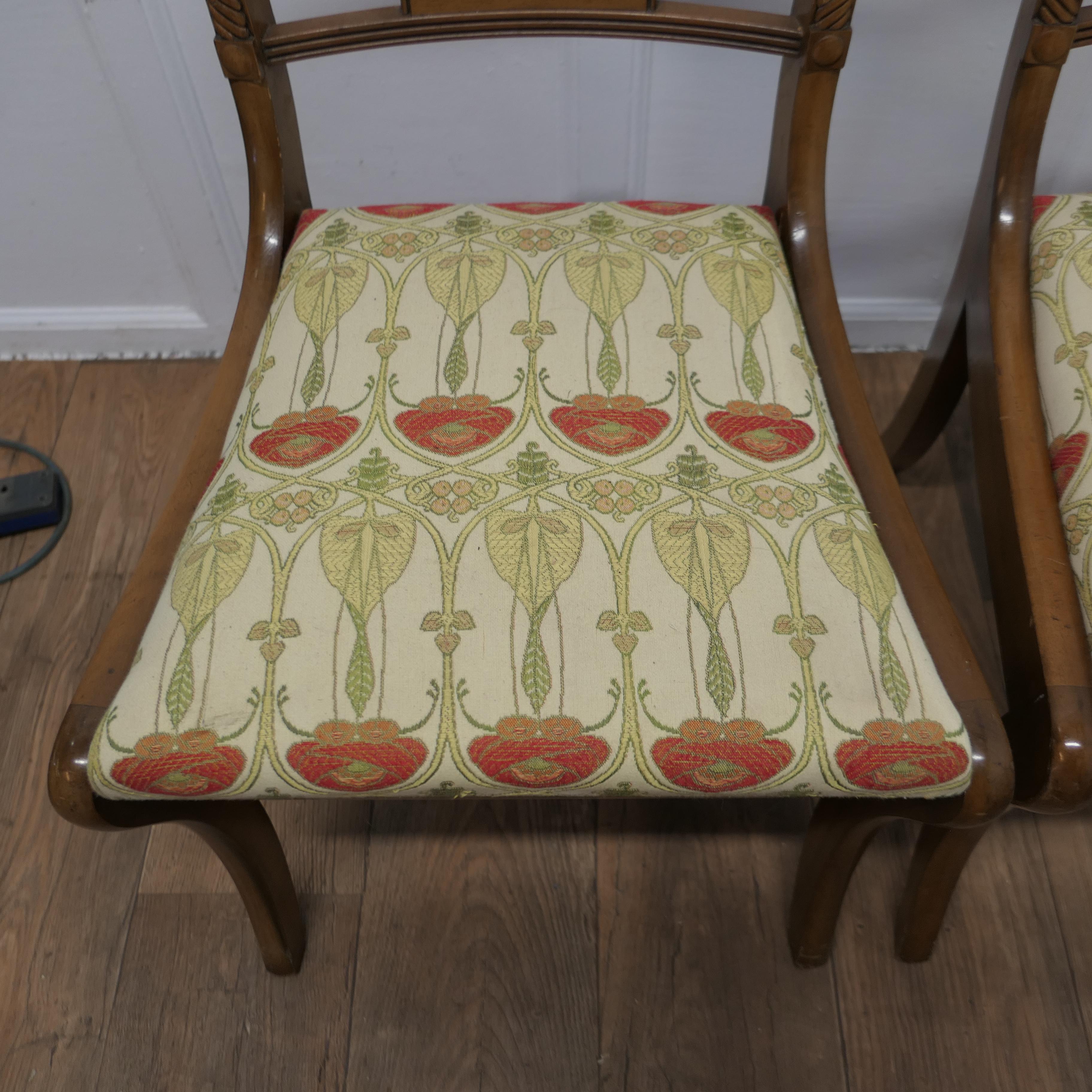 XIXe siècle Ensemble de 4 chaises de salle à manger en noyer Art Nouveau  Un ensemble inhabituel de chaises  en vente