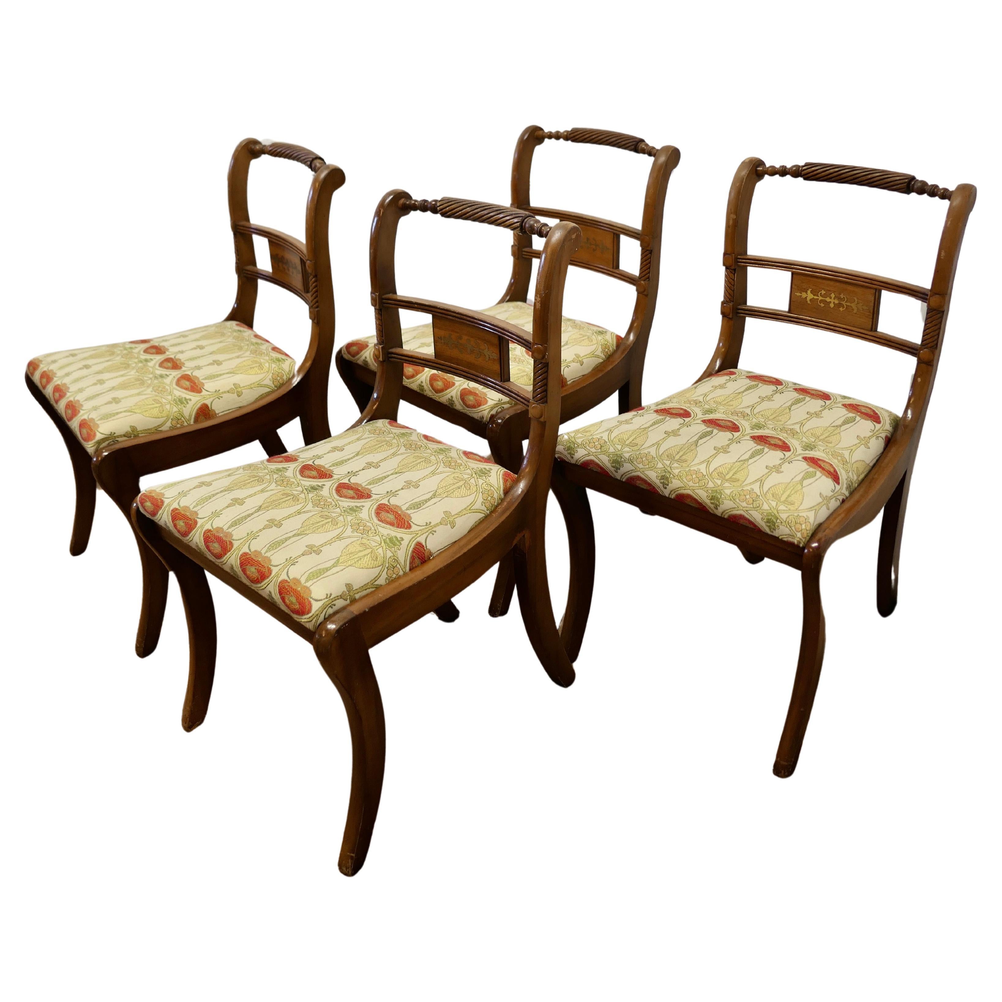 Ensemble de 4 chaises de salle à manger en noyer Art Nouveau  Un ensemble inhabituel de chaises  en vente