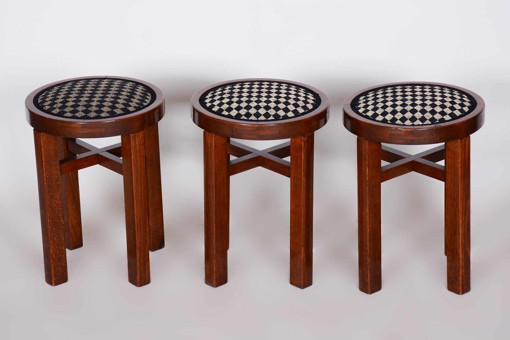 Art Deco foot stools
Completely restored

The wood construction is stable and in perfect condition. Revived polish and new professional upholstery.

Period: 1920-1929
Material: Beech
Source: Czechia (Czechoslovakia).