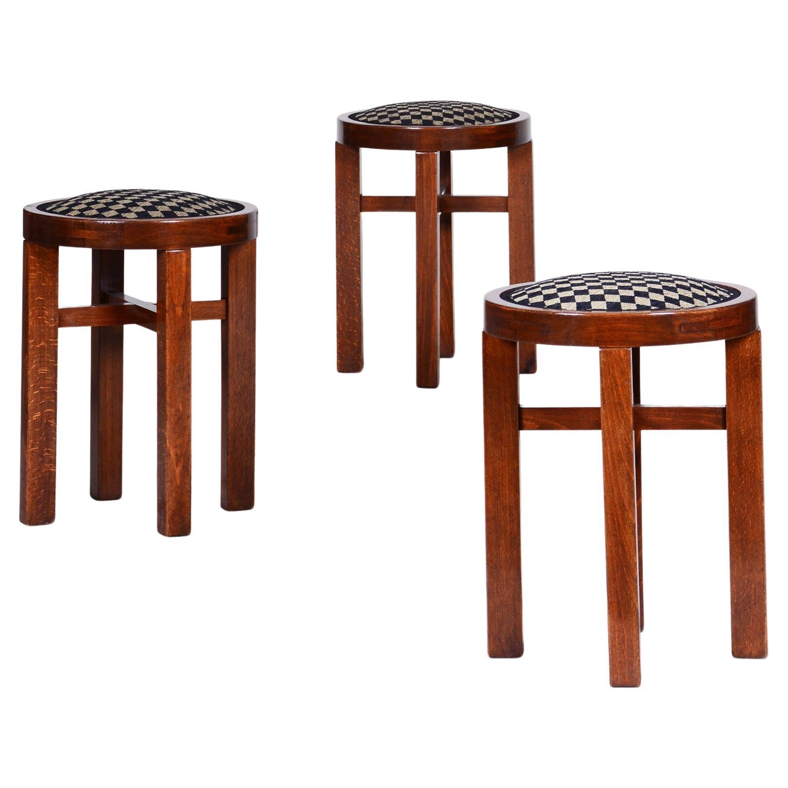 Ensemble de 3 tabourets à pied Art Déco fabriqués en Tchèque dans les années 20, nouveau tissu d'ameublement, polissage revisité