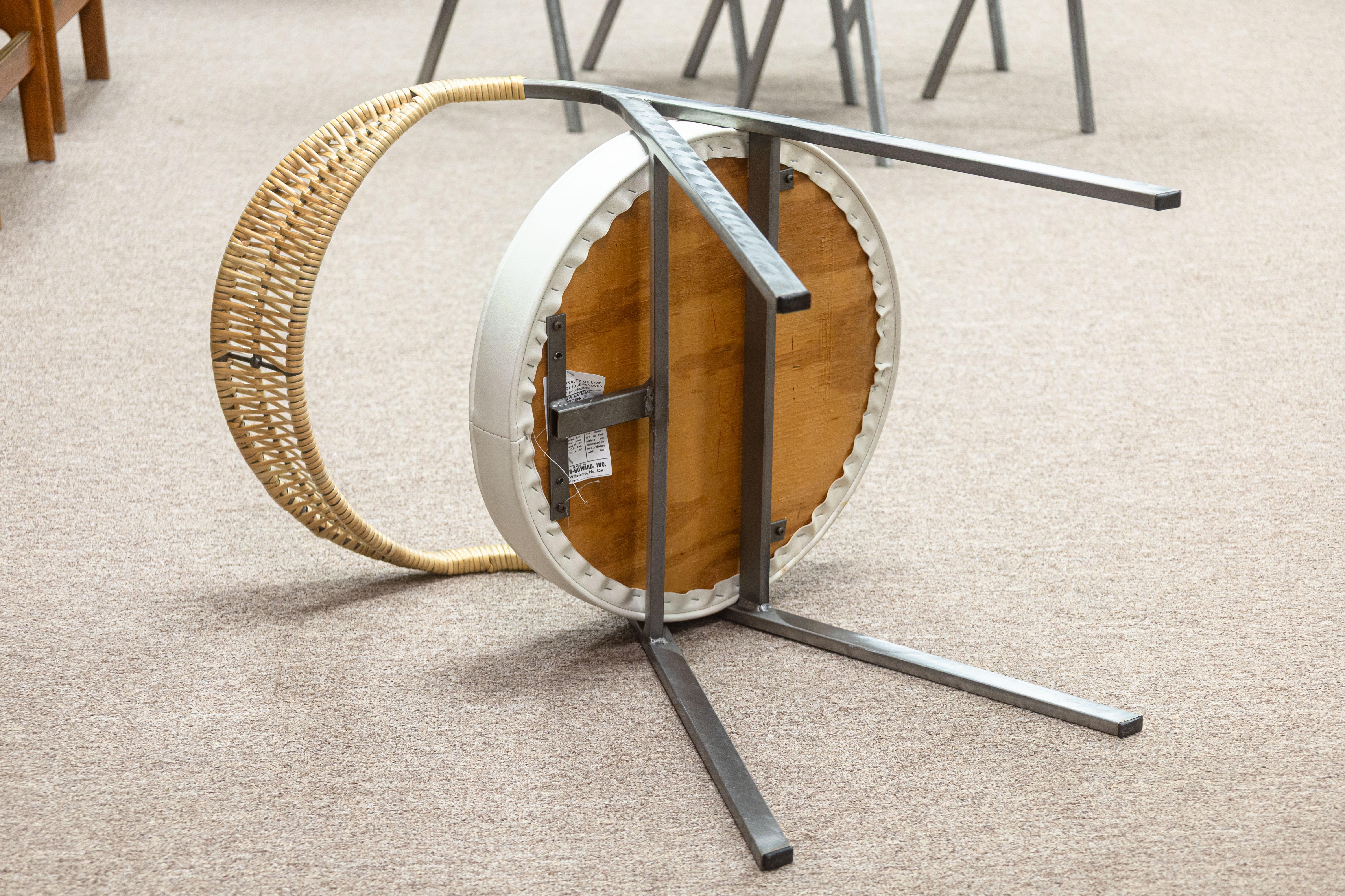 Ensemble de 4 chaises d'appoint en métal brossé et rotin Arthur Umanoff pour Shaver Howard en vente 3