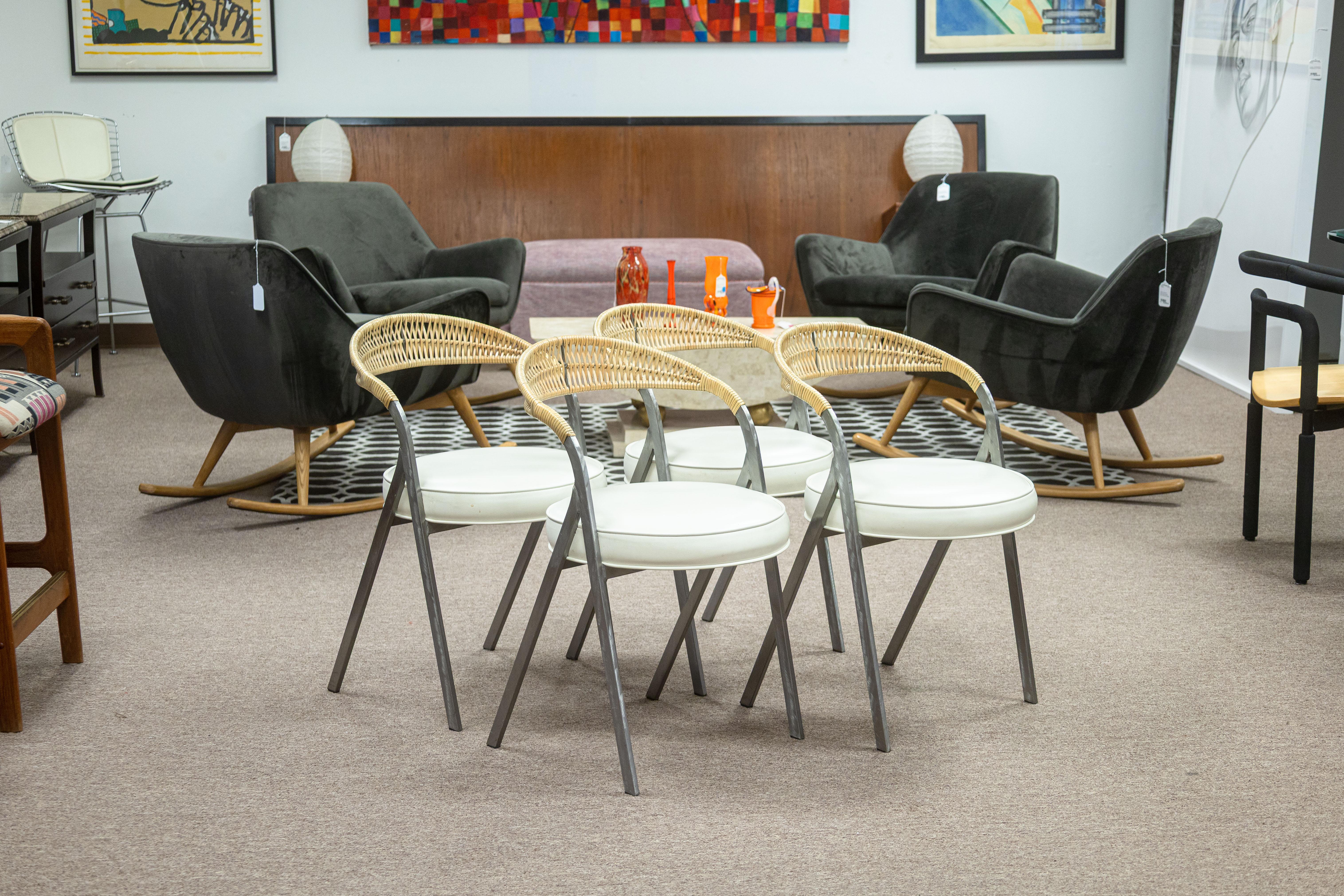 Ensemble de 4 chaises d'appoint Arthur Umanoff pour Shaver Howard. Ce magnifique ensemble de chaises modernes du milieu du siècle présente un design ludique d'Arthur Umanoff, construit avec un cadre de barre plate en métal brossé, un coussin