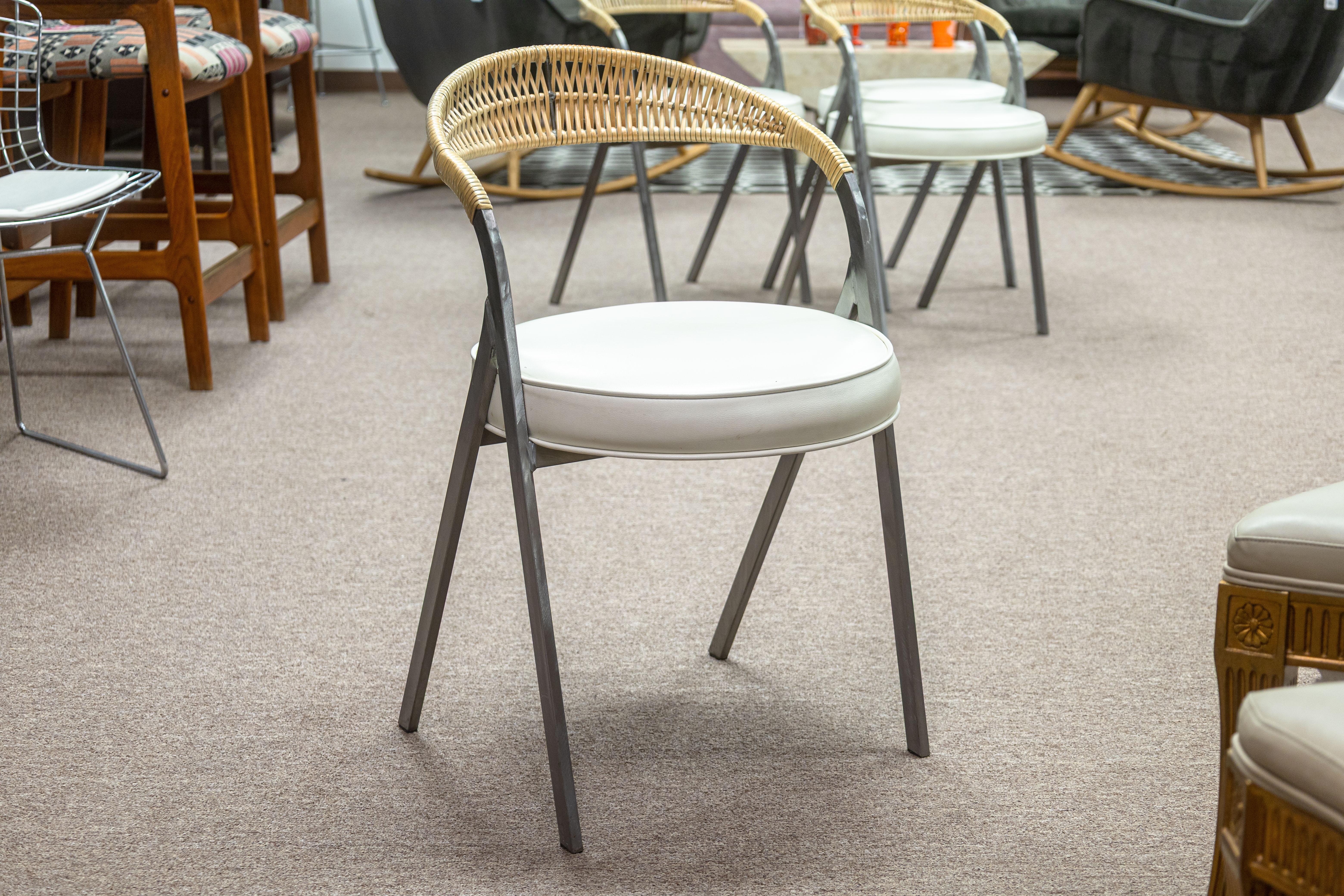 Mid-Century Modern Ensemble de 4 chaises d'appoint en métal brossé et rotin Arthur Umanoff pour Shaver Howard en vente