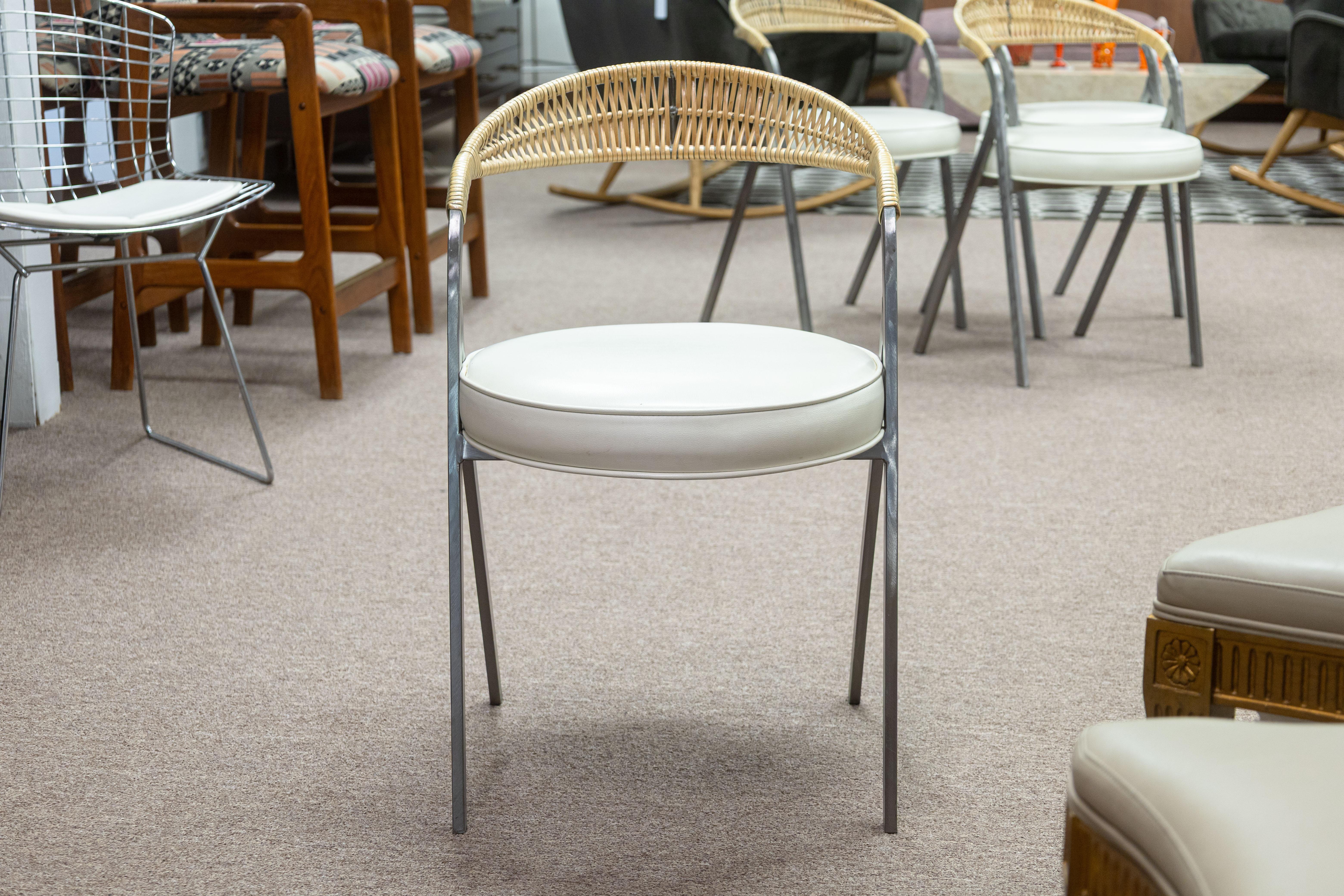 Américain Ensemble de 4 chaises d'appoint en métal brossé et rotin Arthur Umanoff pour Shaver Howard en vente