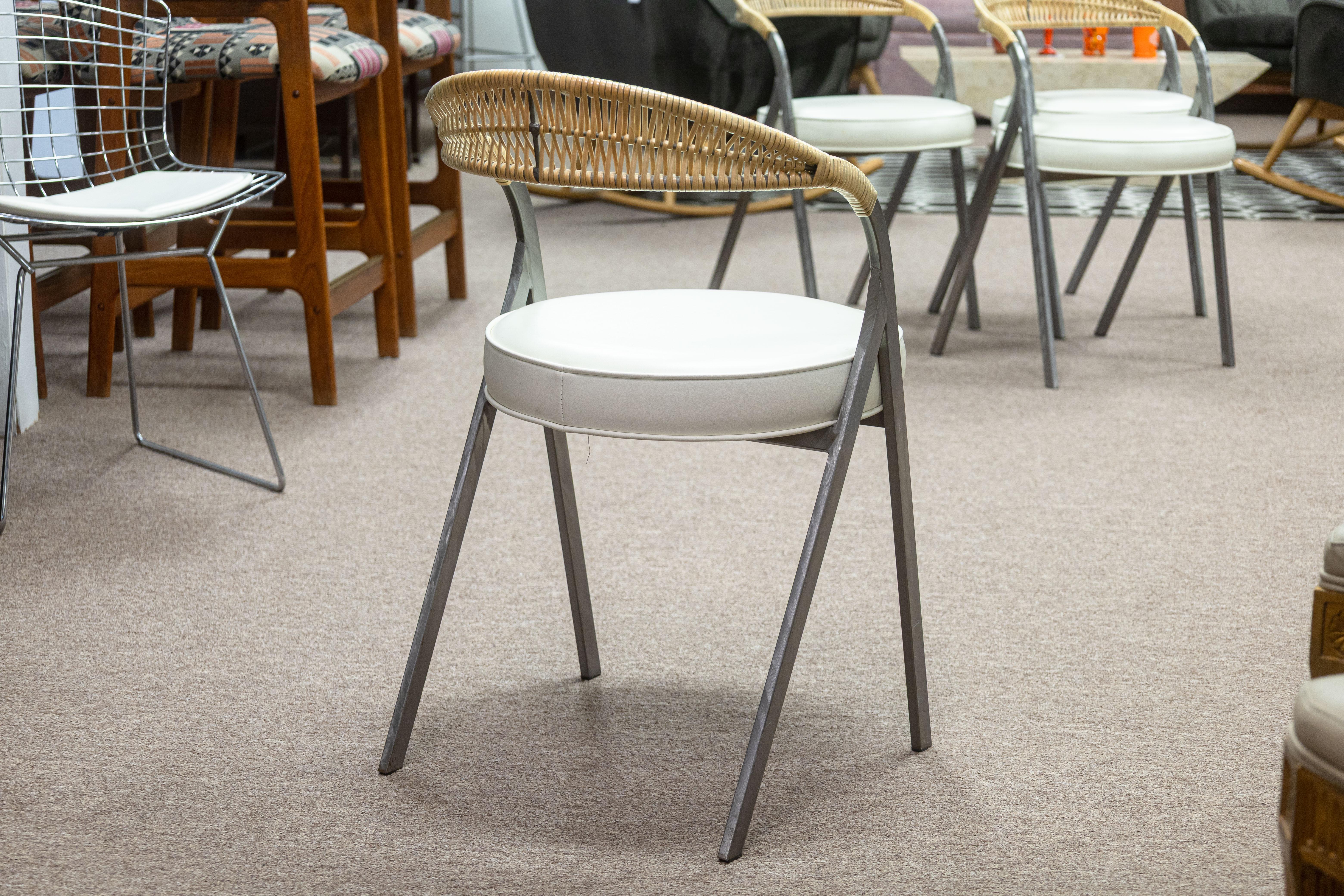 20ième siècle Ensemble de 4 chaises d'appoint en métal brossé et rotin Arthur Umanoff pour Shaver Howard en vente