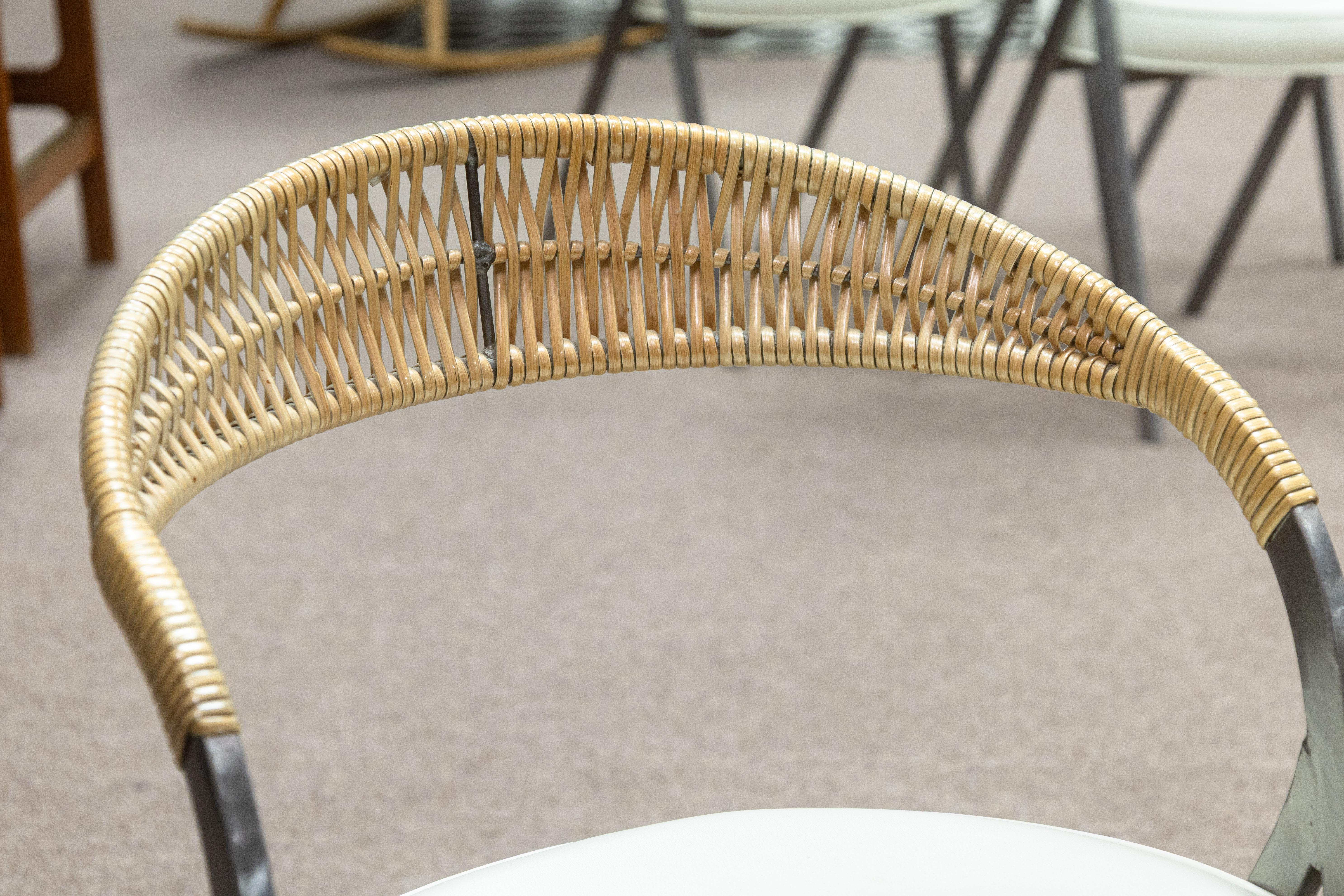 Métal Ensemble de 4 chaises d'appoint en métal brossé et rotin Arthur Umanoff pour Shaver Howard en vente