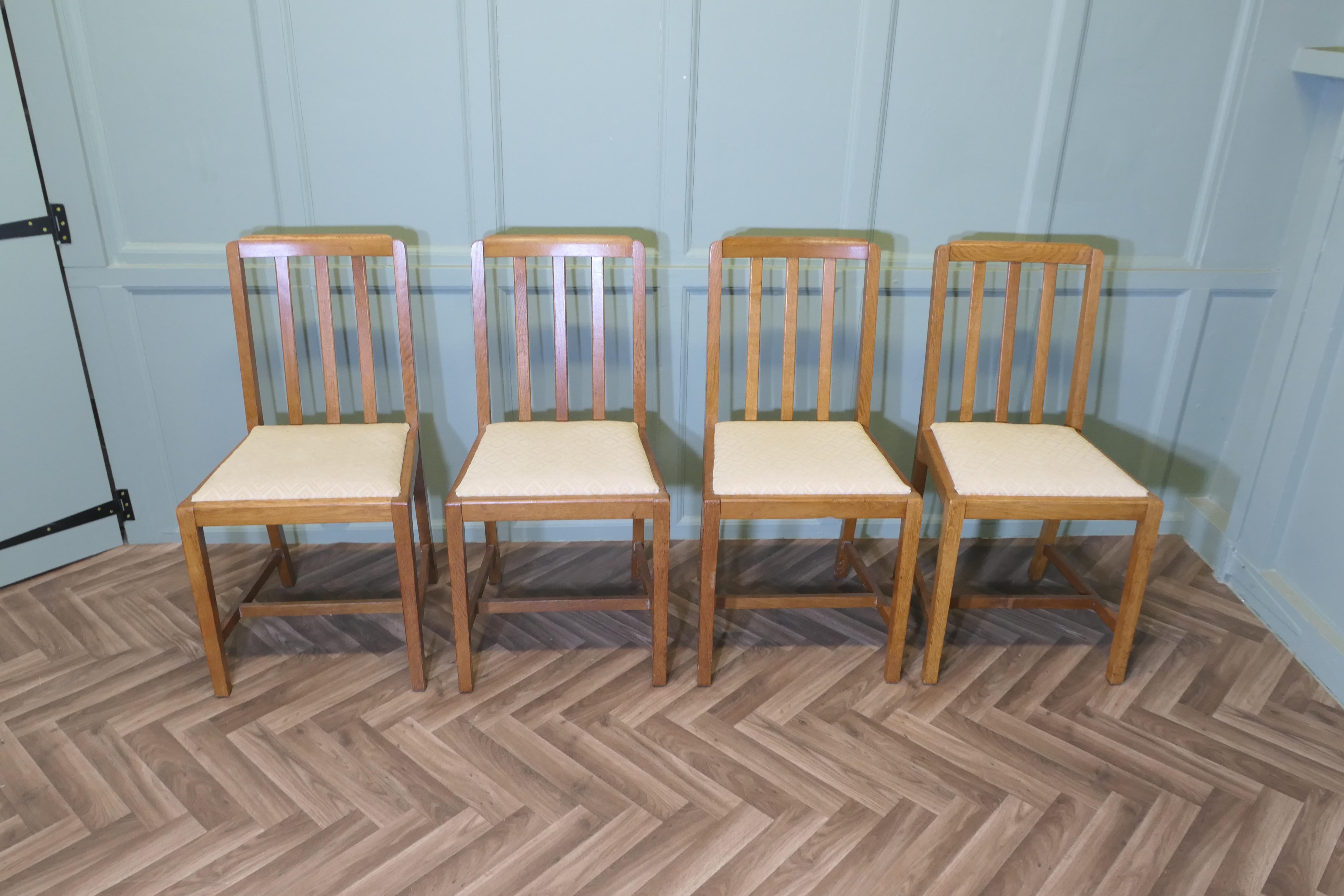 Set di 4 sedie da pranzo Arts and Crafts in Oak dorato 

Si tratta di un bellissimo set di 4 sedie in Oak, con gambe quadrate e schienale a doghe piatte.
I sedili sono del tipo drop-in e possono essere facilmente recuperati per adattarli al tuo