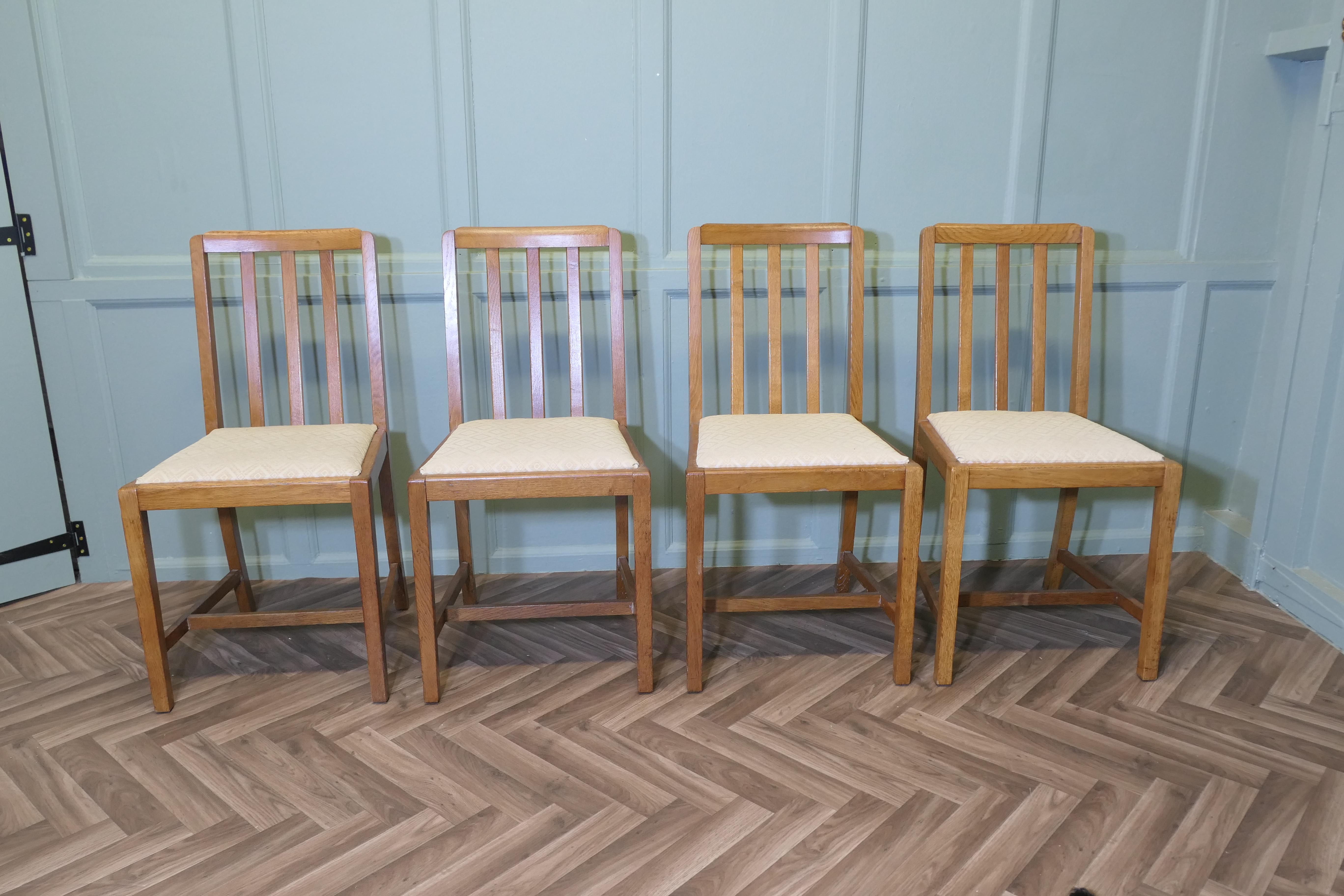 Set di 4 sedie da pranzo Arts and Crafts in Oak dorato   Questo è un set molto bello In condizioni buone in vendita a Godshill, Isle of Wight