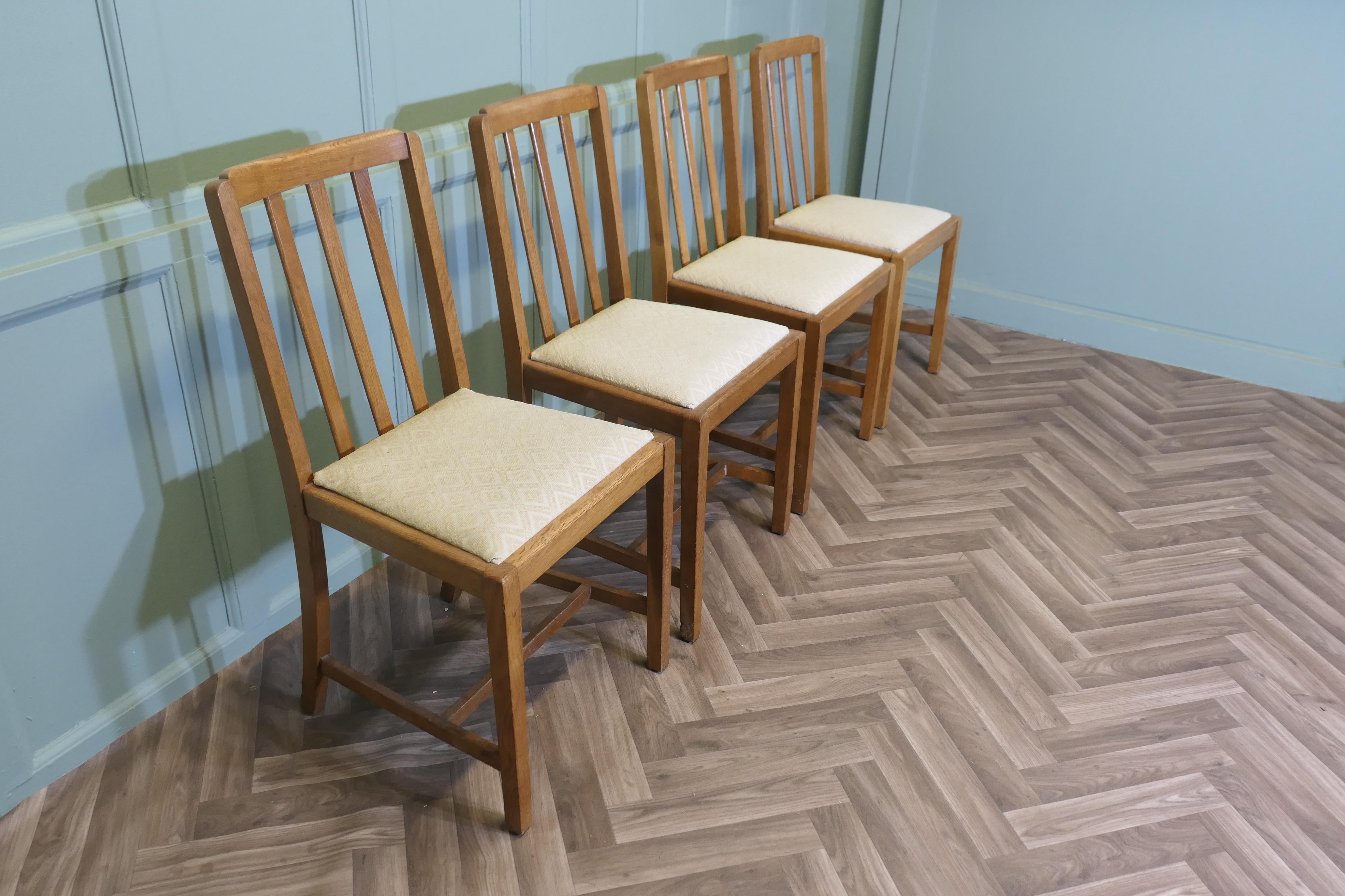 Inizio XX secolo Set di 4 sedie da pranzo Arts and Crafts in Oak dorato   Questo è un set molto bello in vendita