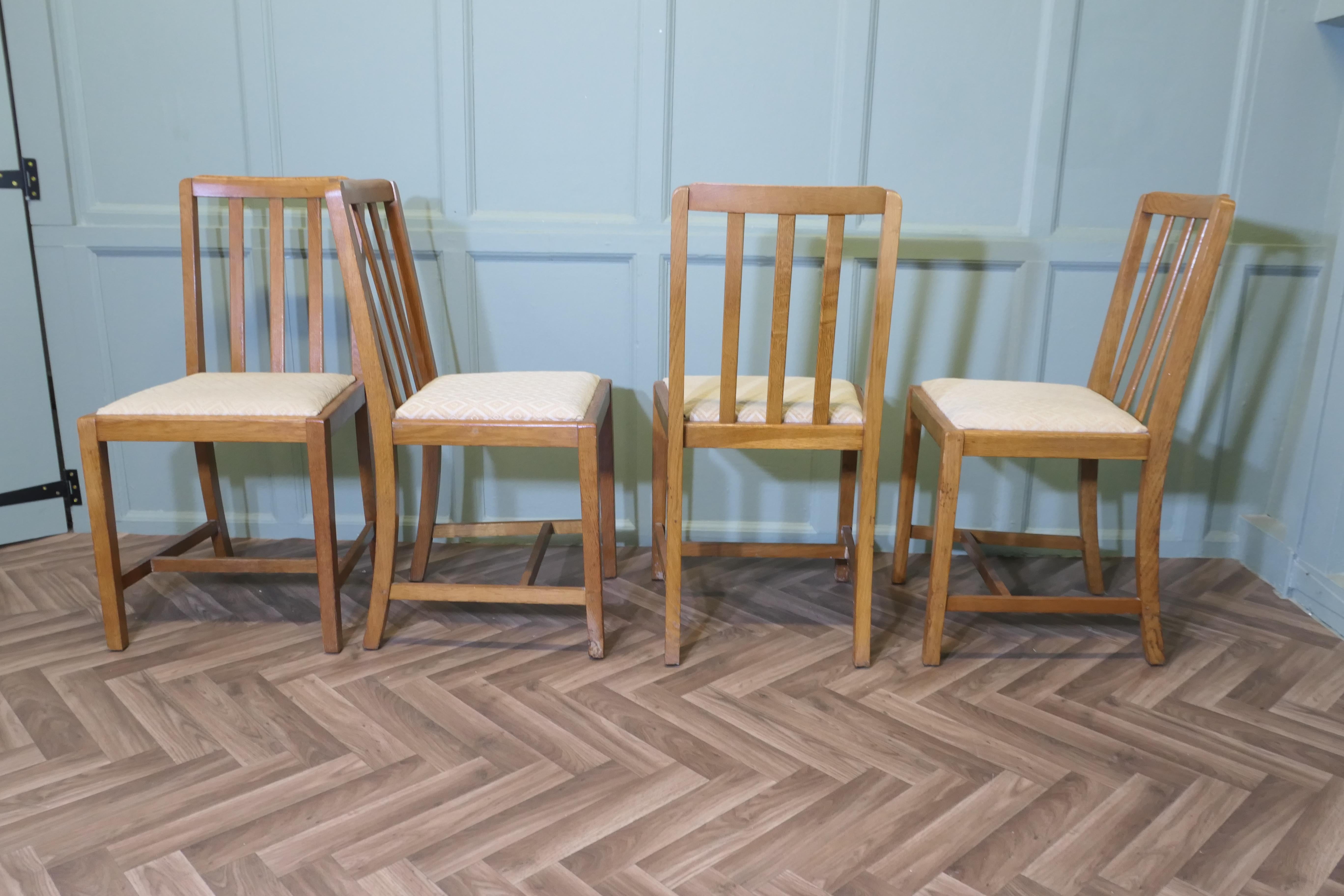 Quercia Set di 4 sedie da pranzo Arts and Crafts in Oak dorato   Questo è un set molto bello in vendita