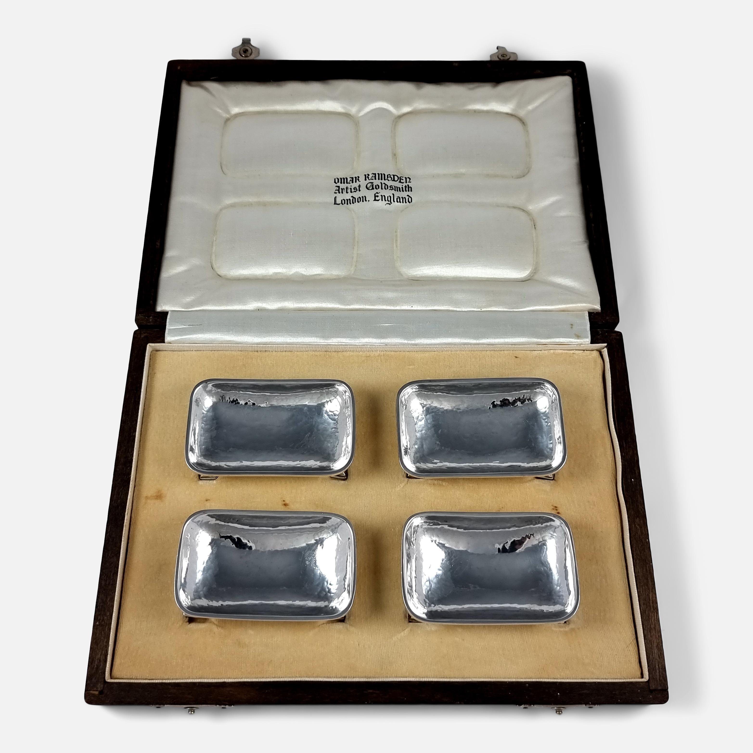 Set von 4 silbernen Arts and Crafts-Salzen, Omar Ramsden, 1935 im Angebot 9