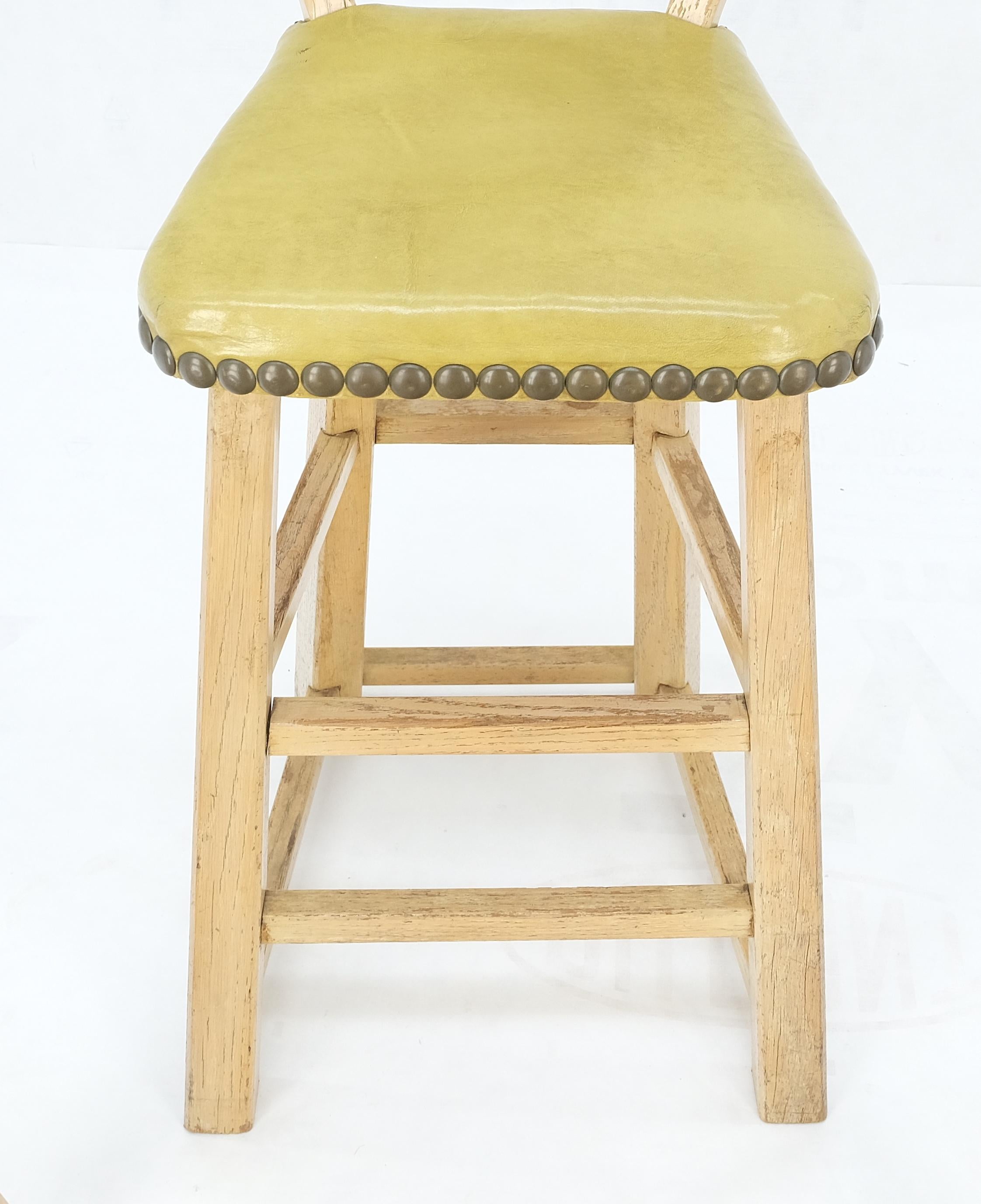 Satz von 4 Arts & Crafts Style Pferdekopf Kastanienschnitzerei Motiv Barhocker Stühle Olive Green Polsterung.