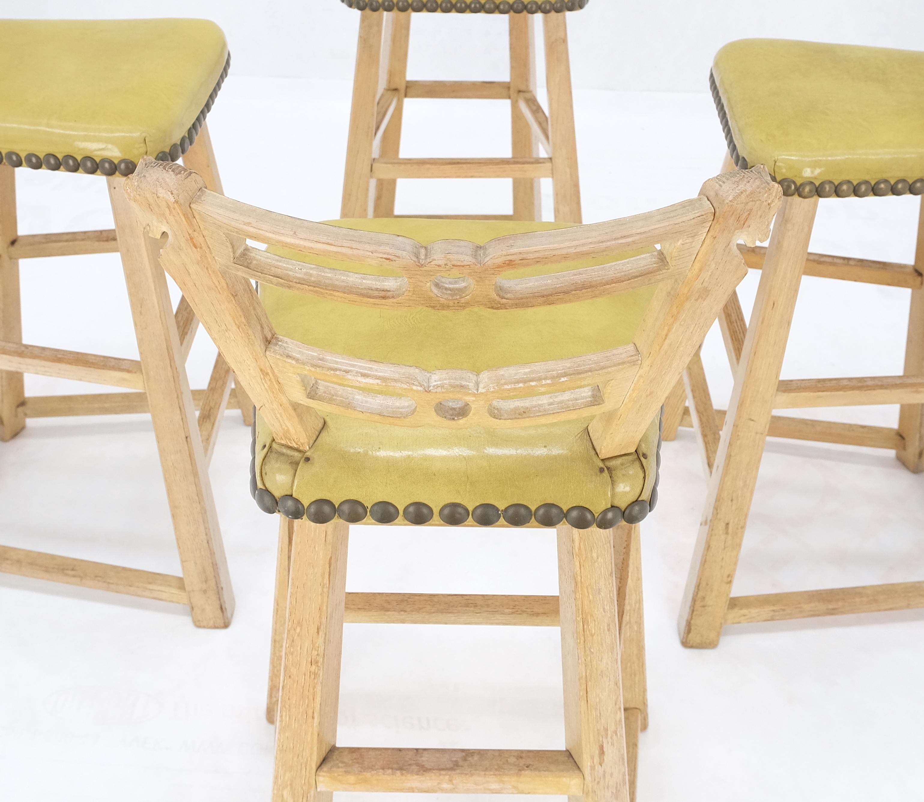Satz von 4 Arts & Craft Stil Pferdekopf Schnitzerei Motiv Barhocker Stühle  im Zustand „Gut“ im Angebot in Rockaway, NJ