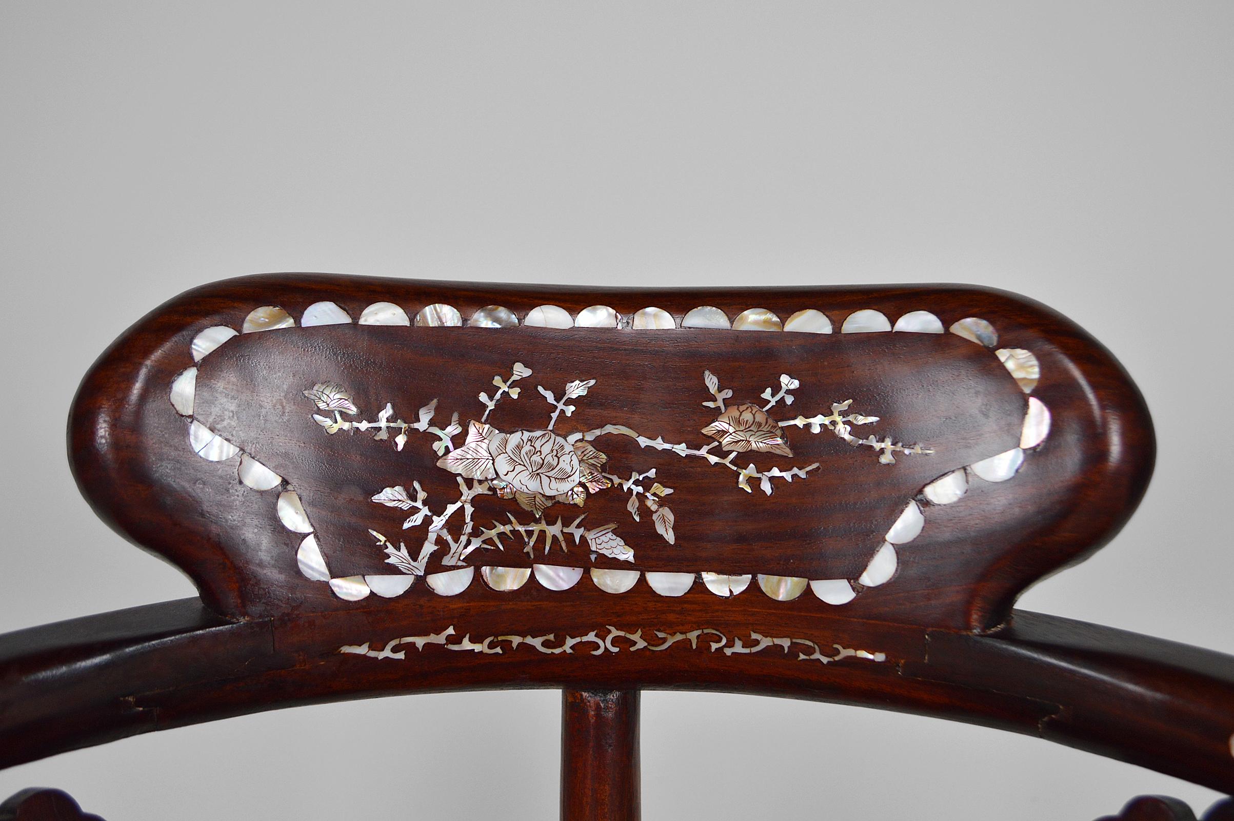 Set aus 4 asiatischen Sesseln aus geschnitztem und eingelegtem Holz, um 1900-1920 im Angebot 4