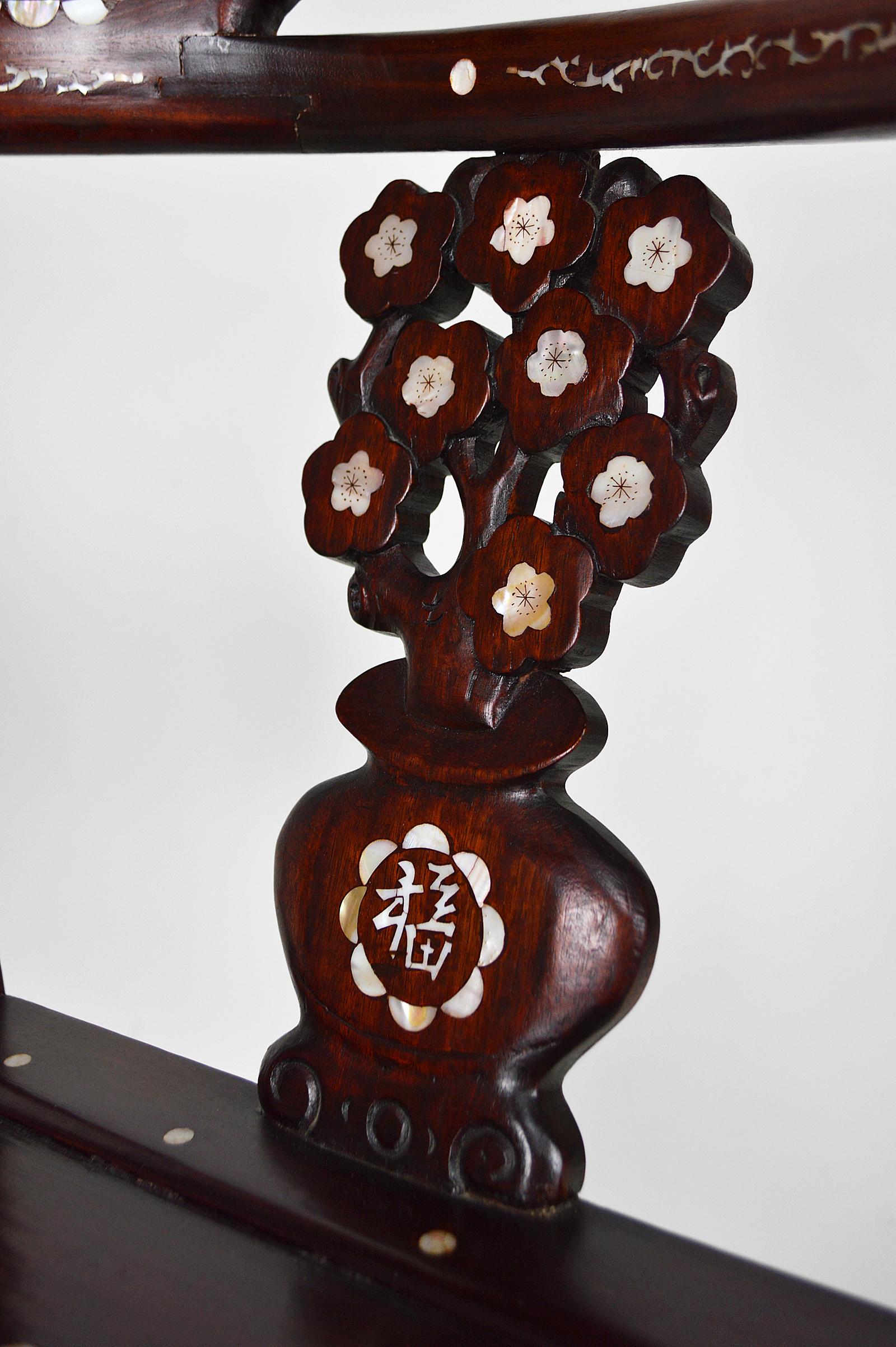 Ensemble de 4 fauteuils asiatiques en bois sculpté et incrusté, vers 1900-1920 en vente 4