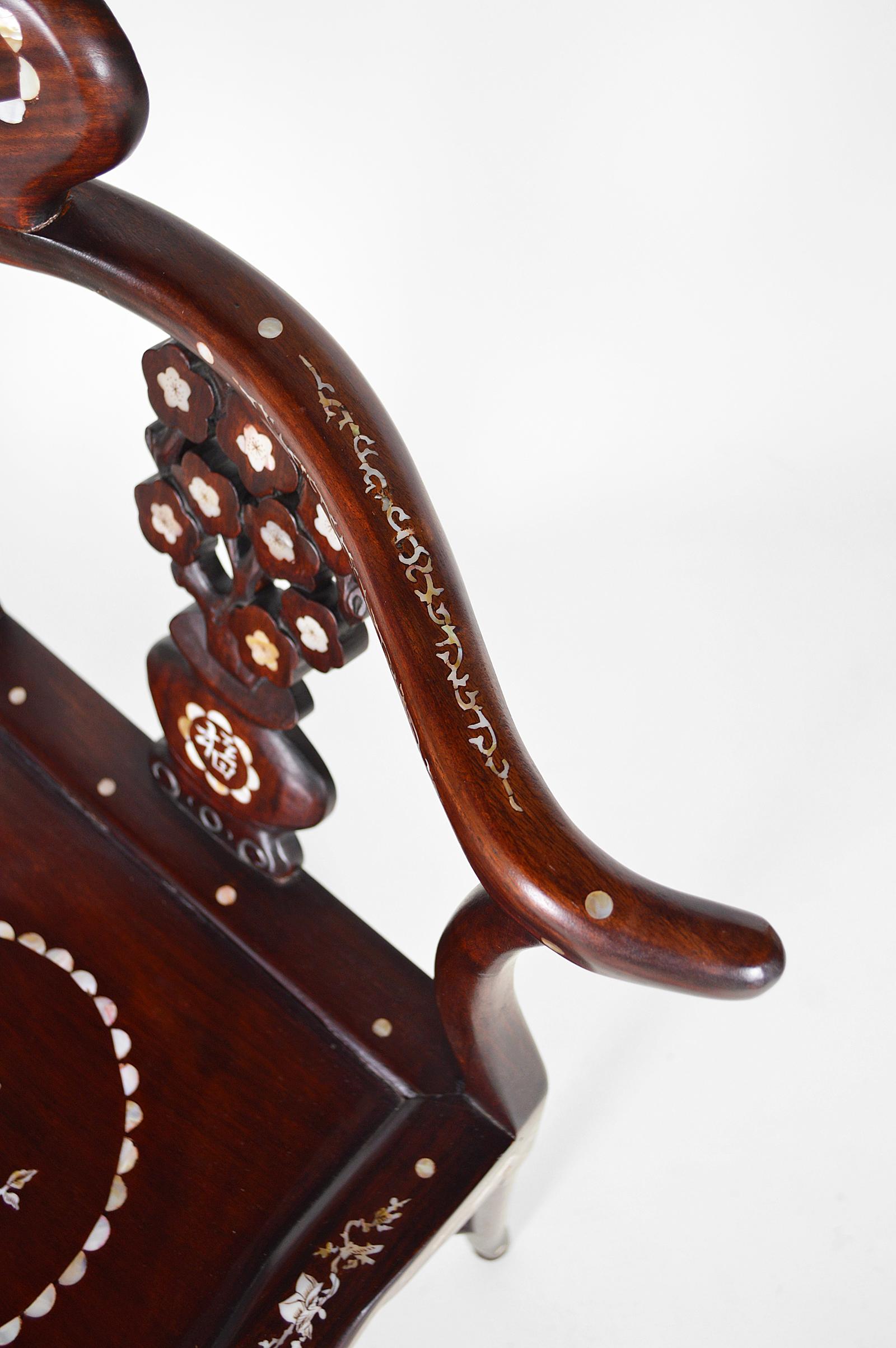 Ensemble de 4 fauteuils asiatiques en bois sculpté et incrusté, vers 1900-1920 en vente 10