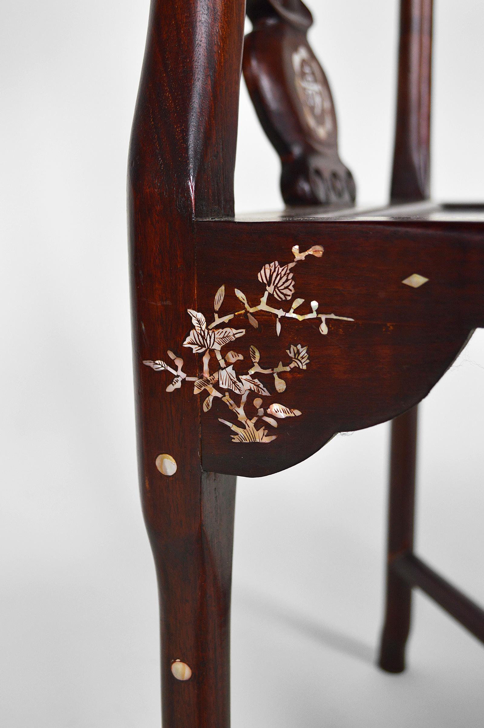 Ensemble de 4 fauteuils asiatiques en bois sculpté et incrusté, vers 1900-1920 en vente 11
