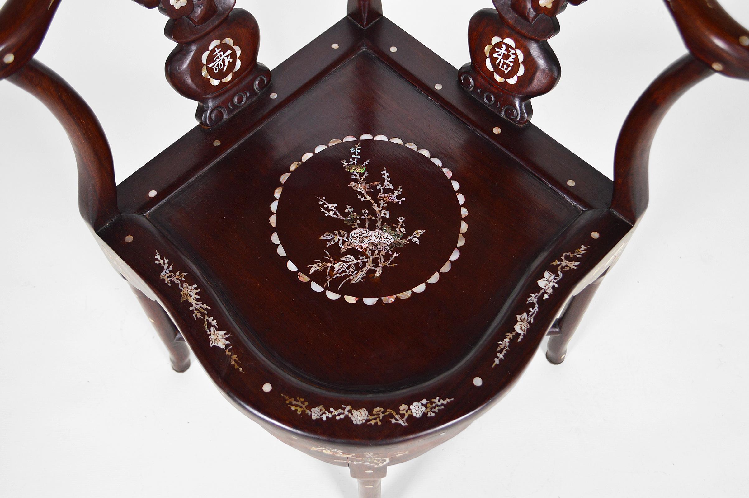 Set di 4 poltrone asiatiche in legno intagliato e intarsiato, circa 1900-1920 in vendita 2