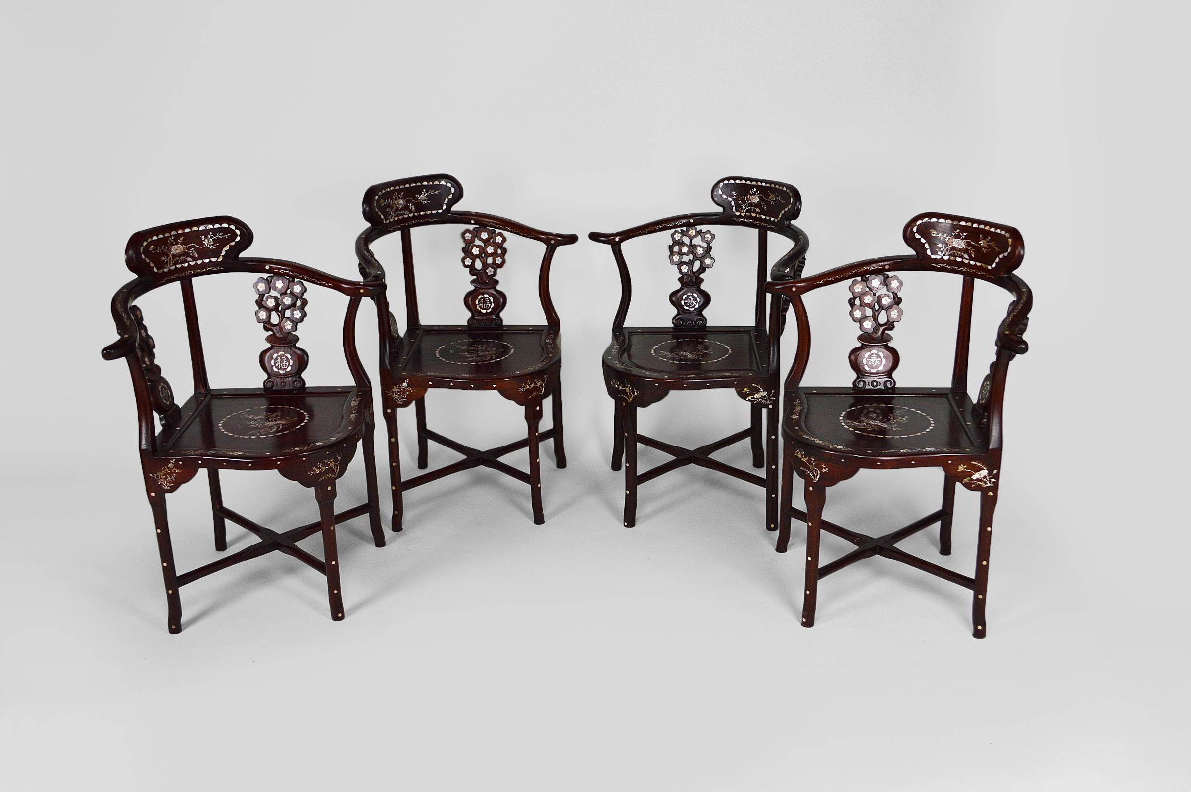 Set of 4 elegant Asian lounge armchairs.
In carved wood inlays with many animal and vegetal scenes: birds, flowers, plants...

Chinoiserie / Chinese Export, Indochina or southern China, 20th century (between 1900-1920). 

In excellent