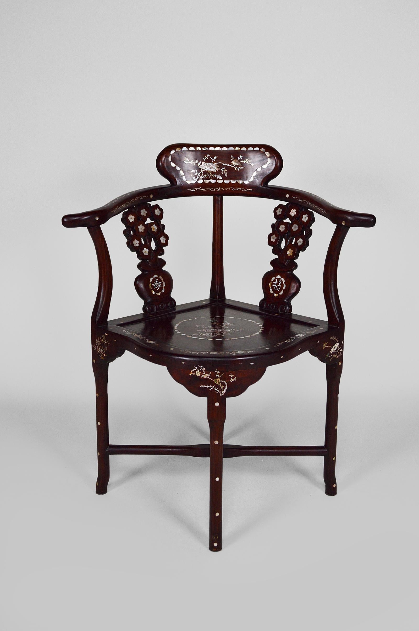 Intarsio Set di 4 poltrone asiatiche in legno intagliato e intarsiato, circa 1900-1920 in vendita