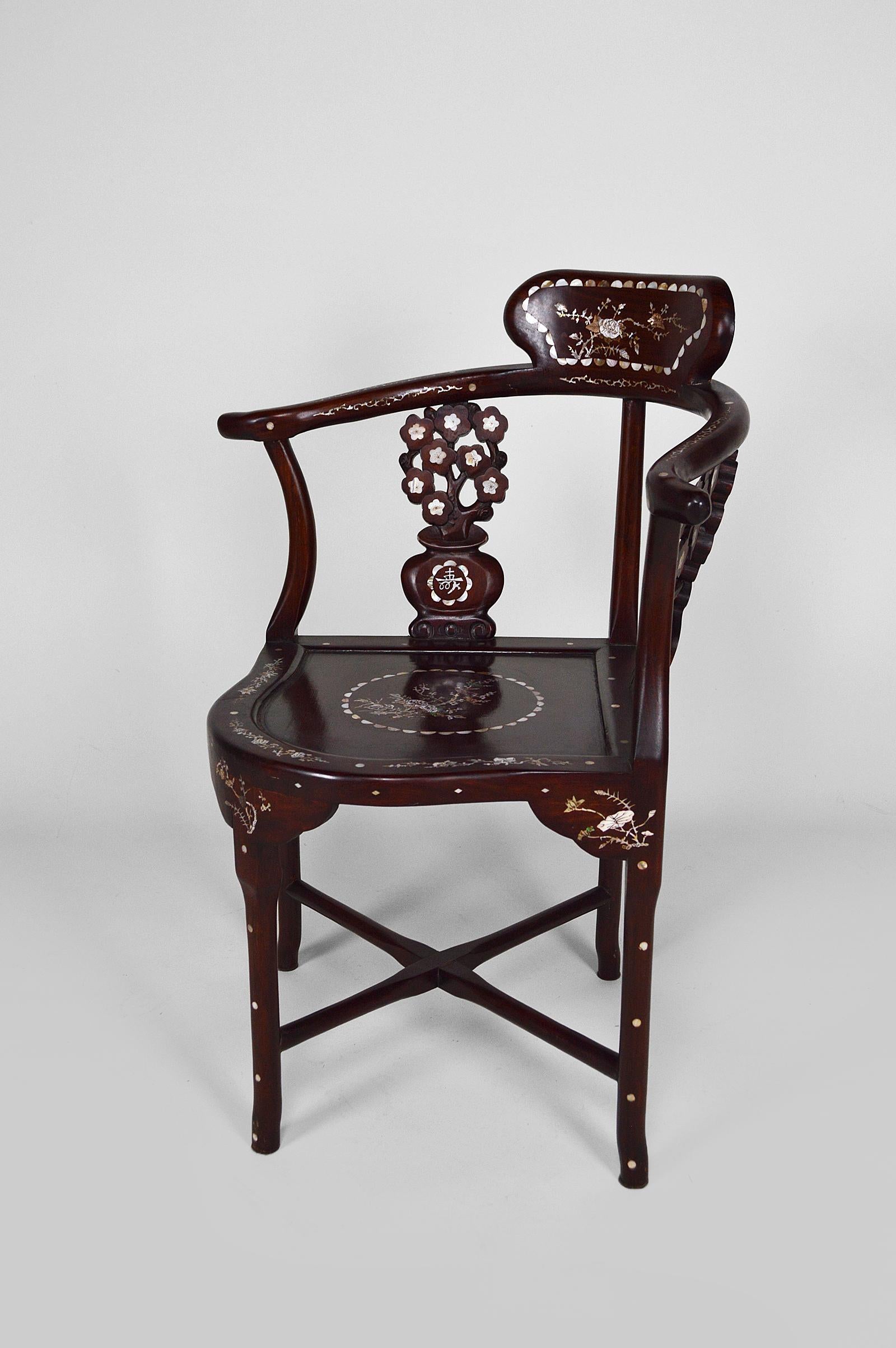 Set aus 4 asiatischen Sesseln aus geschnitztem und eingelegtem Holz, um 1900-1920 im Zustand „Gut“ im Angebot in VÉZELAY, FR