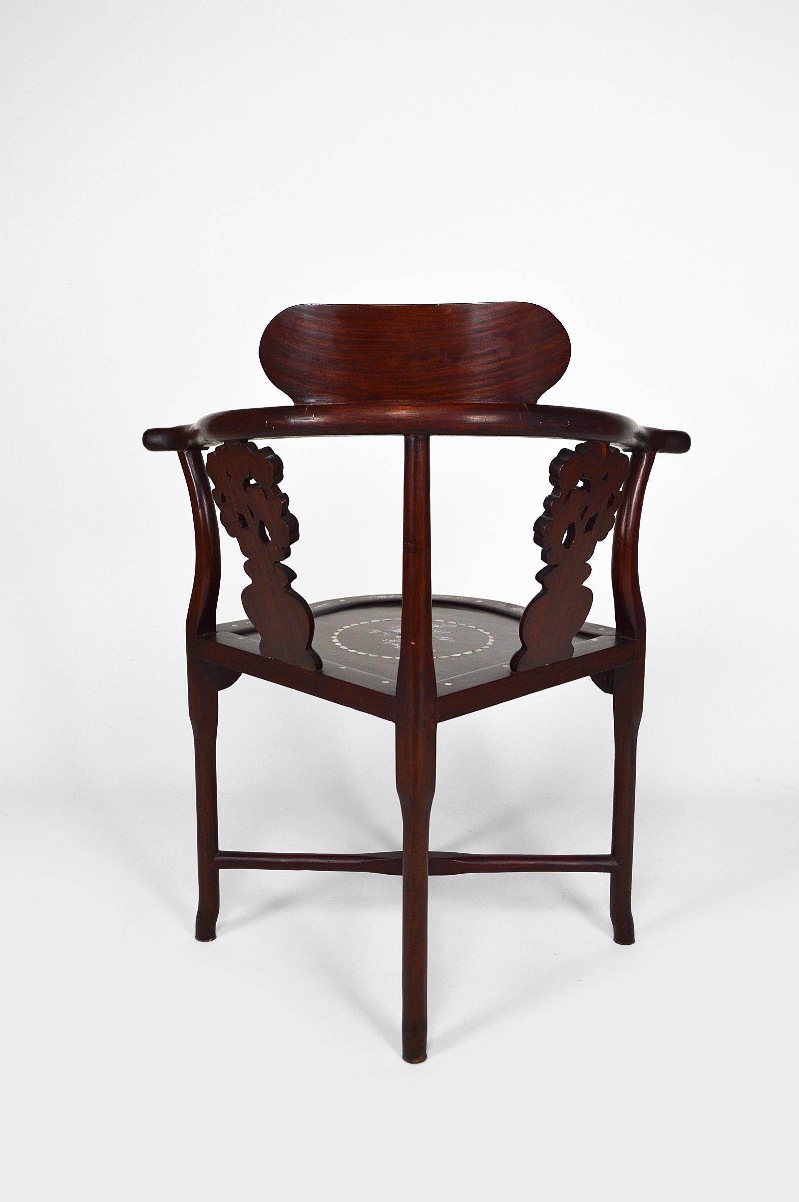 20ième siècle Ensemble de 4 fauteuils asiatiques en bois sculpté et incrusté, vers 1900-1920 en vente