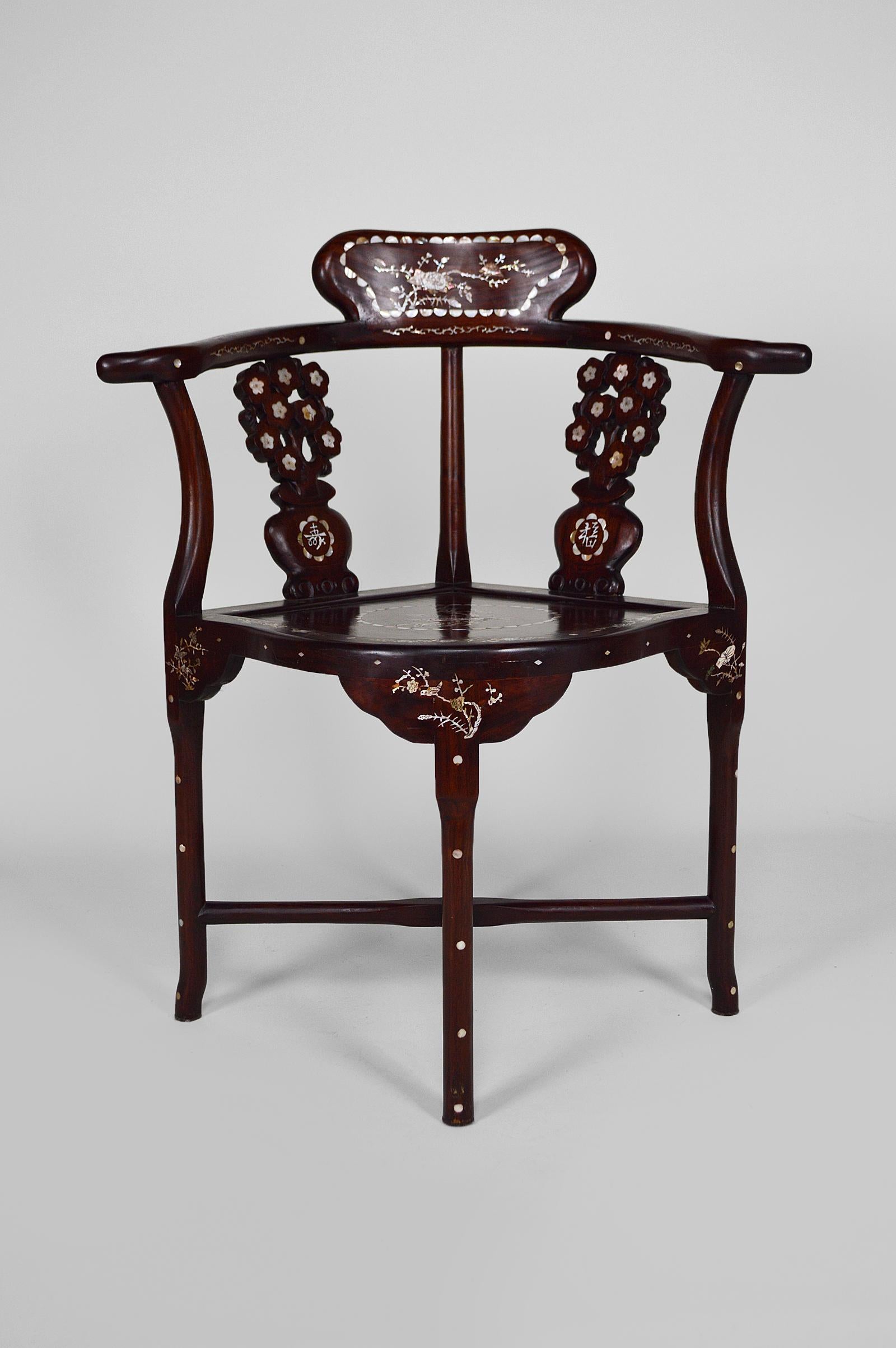 Ensemble de 4 fauteuils asiatiques en bois sculpté et incrusté, vers 1900-1920 en vente 1