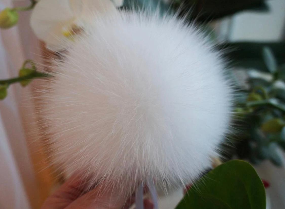 Satz mit 4 sortierten Pompons im Zustand „Neu“ im Angebot in Montreal, Quebec