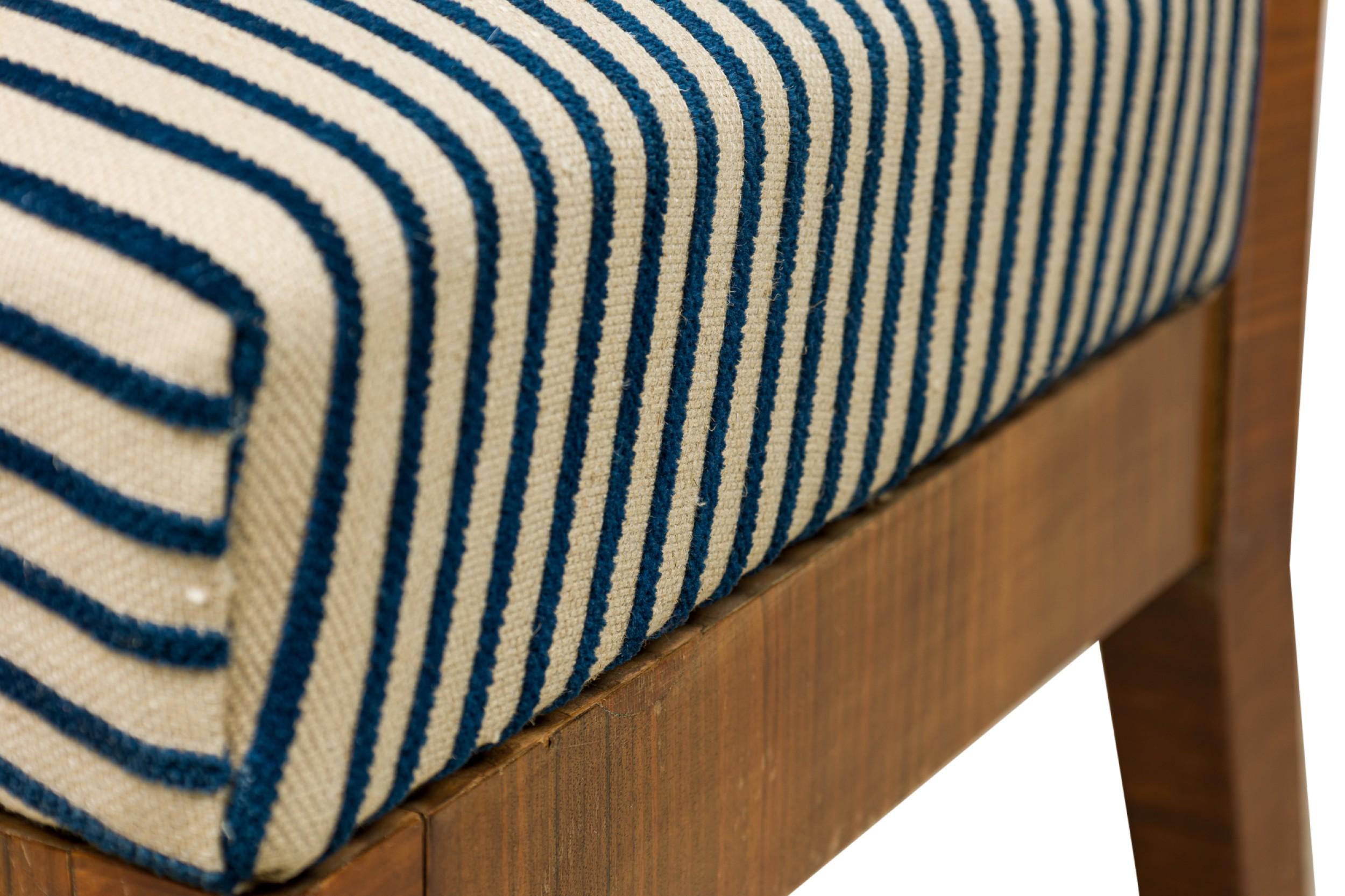 Ensemble de 4 chaises d'appoint en bois de ronce autrichien à dossier en forme de cuillère et à rayures tapissées en vente 4