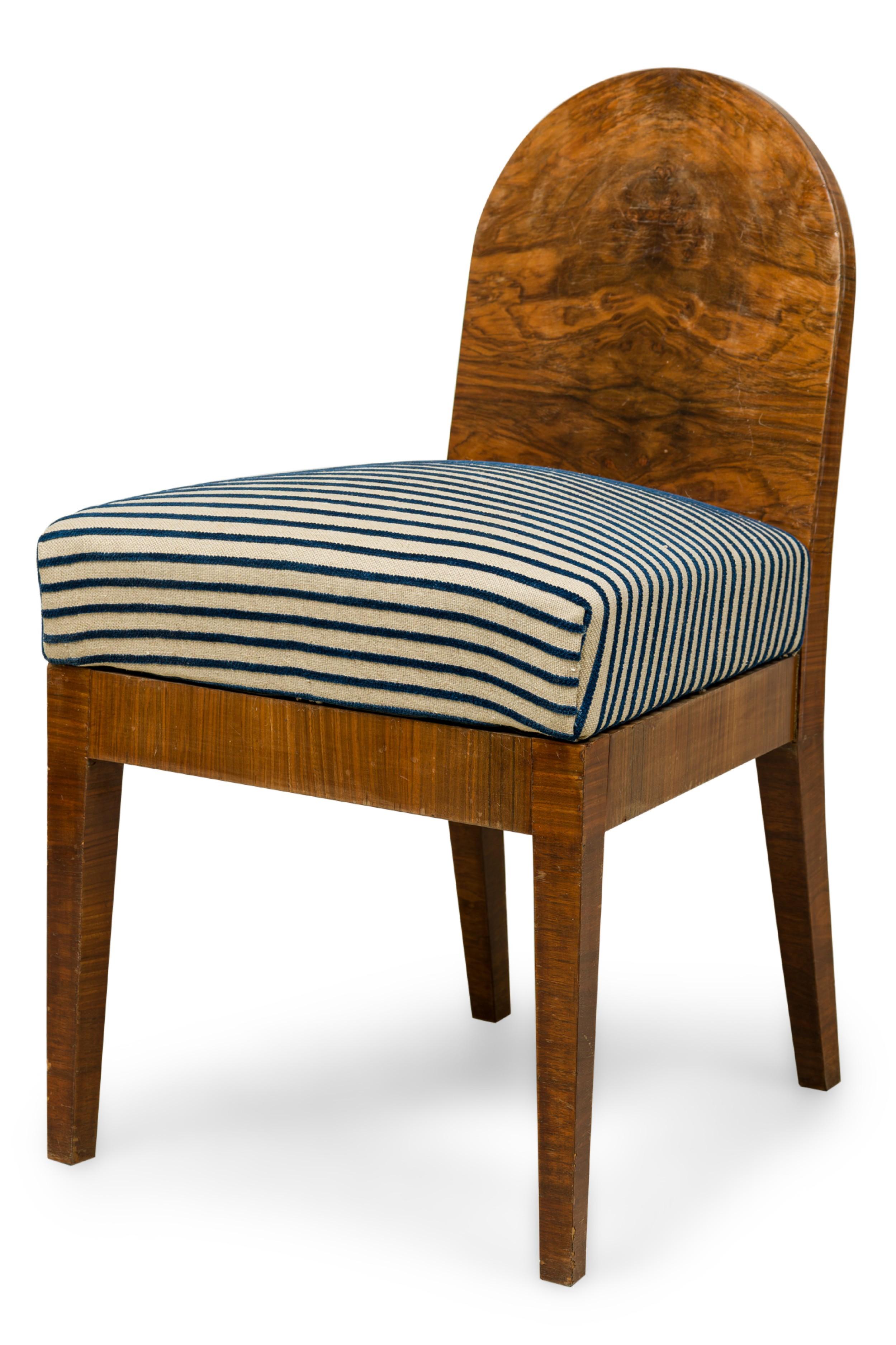 Biedermeier Ensemble de 4 chaises d'appoint en bois de ronce autrichien à dossier en forme de cuillère et à rayures tapissées en vente