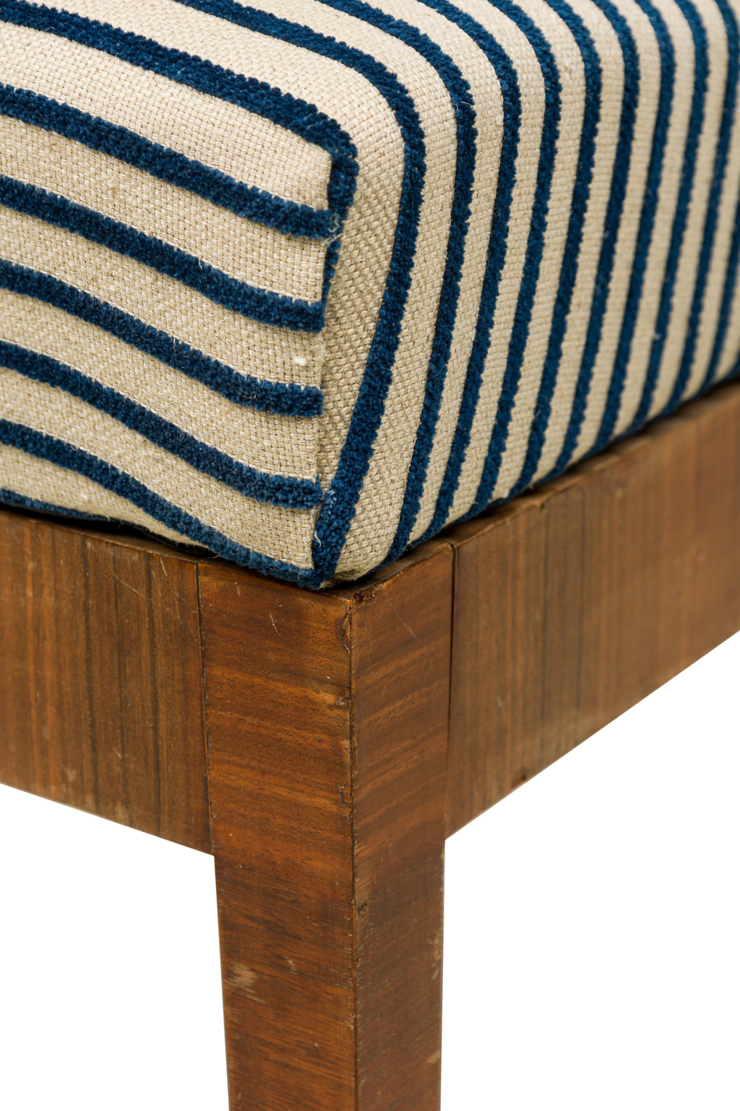 Tissu Ensemble de 4 chaises d'appoint en bois de ronce autrichien à dossier en forme de cuillère et à rayures tapissées en vente