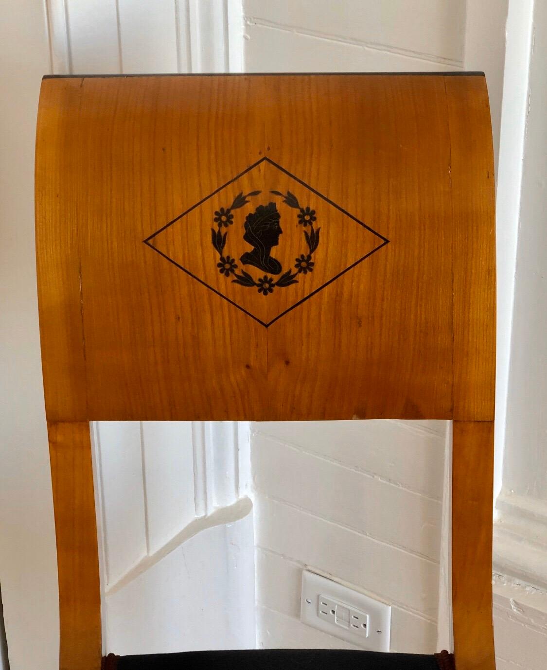 Incrusté Ensemble de 4 chaises d'appoint autrichiennes à dossier à volutes avec silhouettes incrustées d'ébène en vente