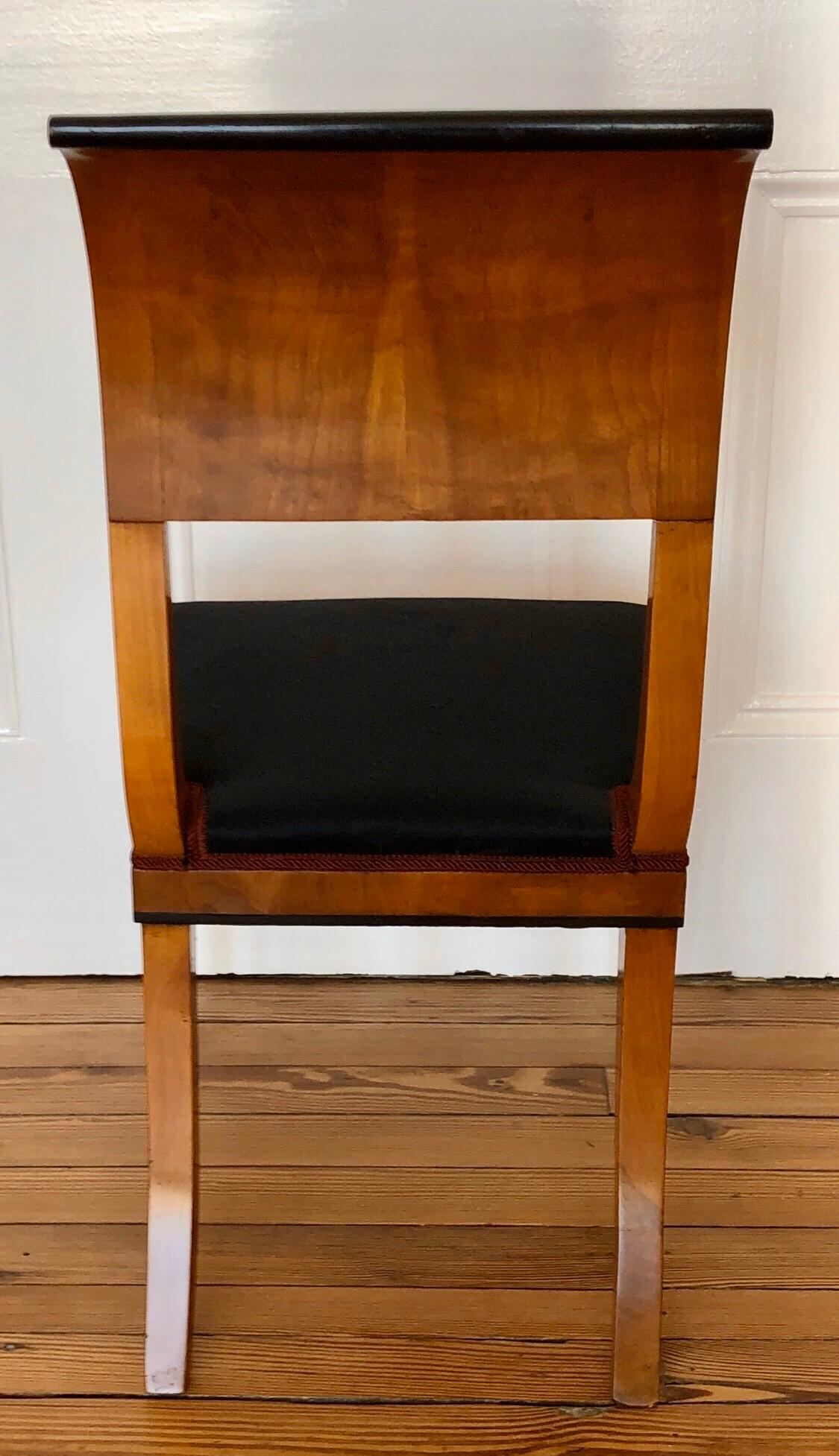 Ensemble de 4 chaises d'appoint autrichiennes à dossier à volutes avec silhouettes incrustées d'ébène en vente 1