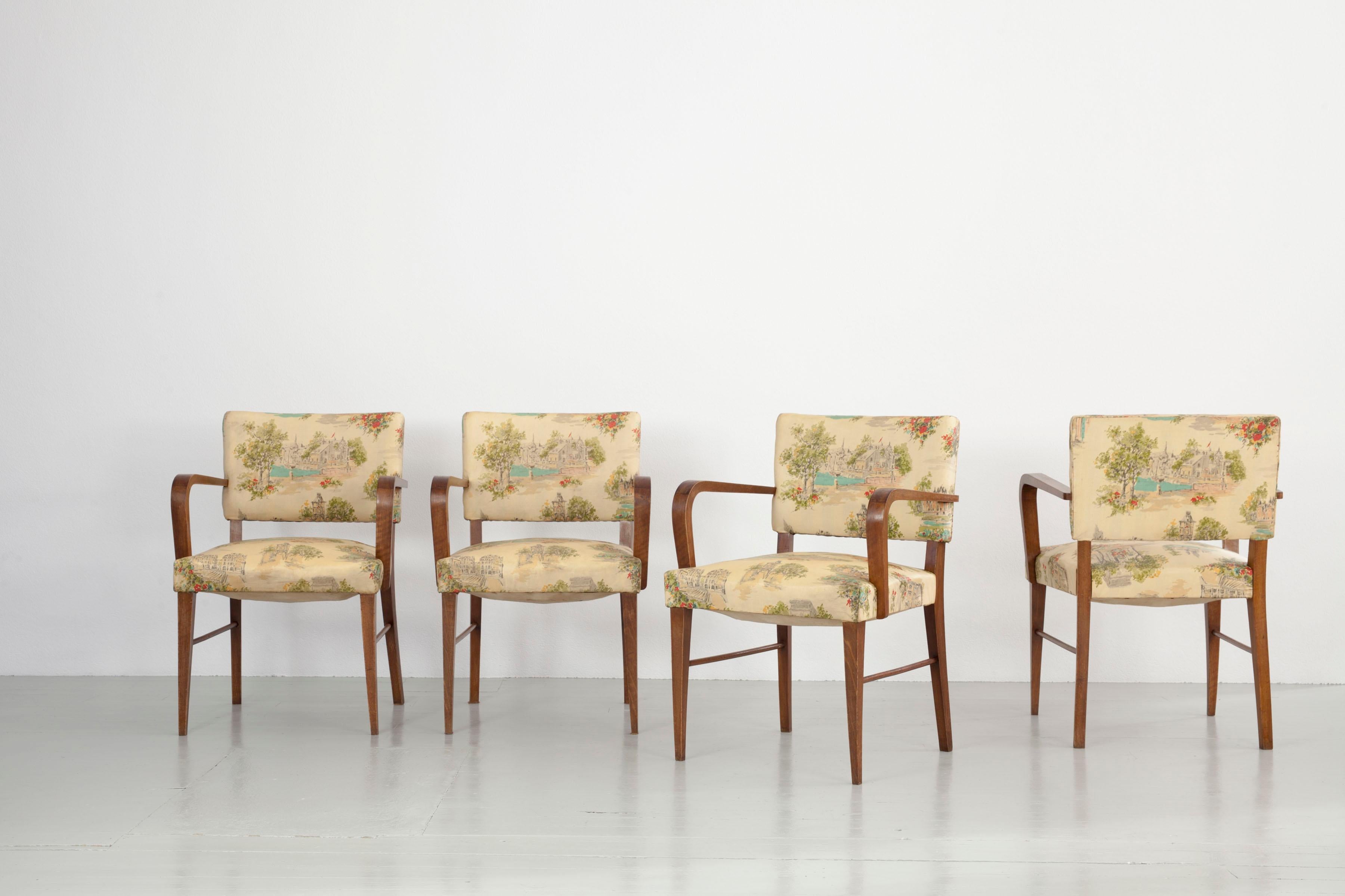 This set of four armchairs was made in Italy in the 1930s. The chair frame is made of oak and the seat and back are covered in chintz. The beige chintz fabric is printed with colourful landscape motifs. All chairs are in good vintage condition.

Do