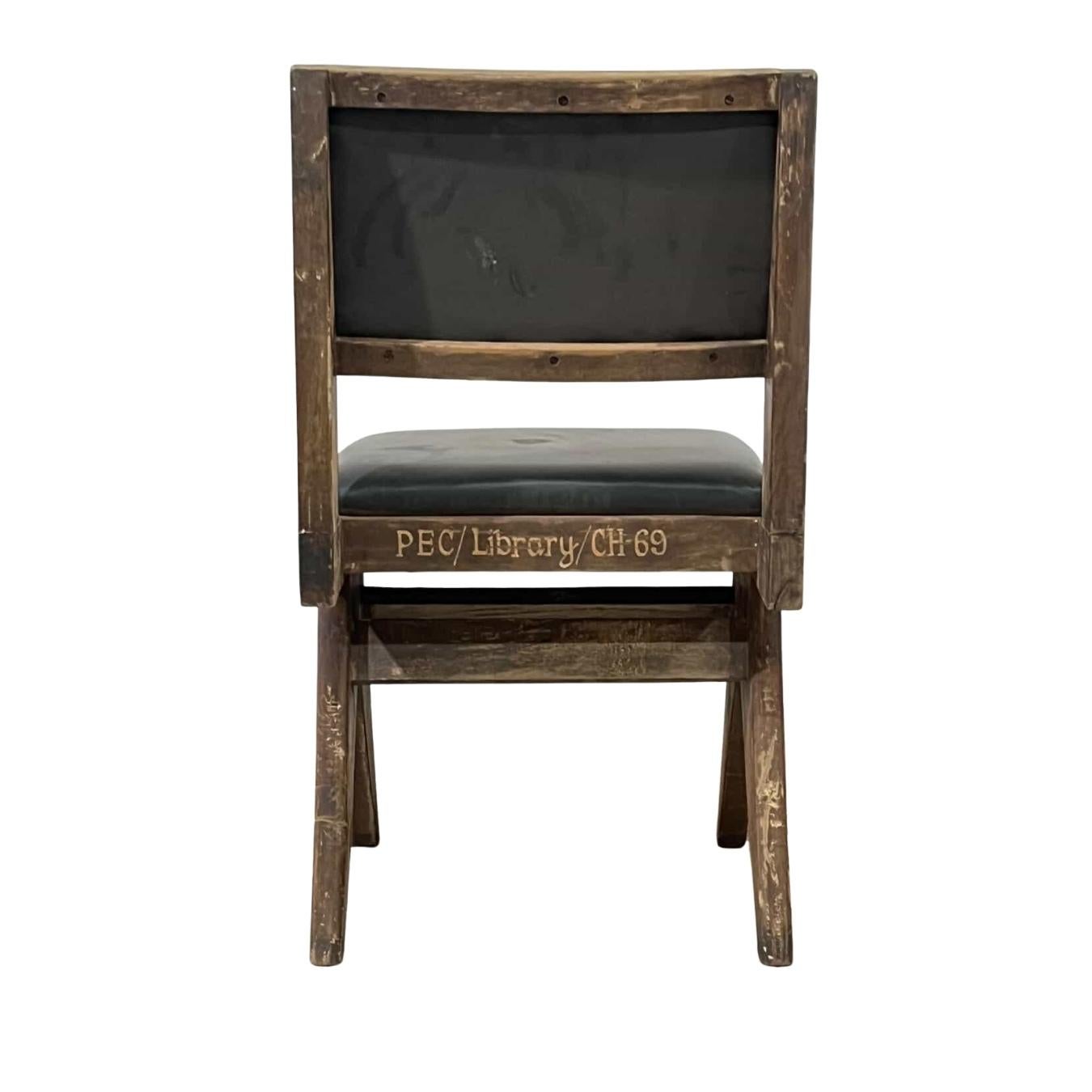 Der 1958 von Pierre Jeanneret entworfene PJ-SI-25-E, auch bekannt als gepolsterter Esszimmerstuhl oder Studentenstuhl, ist ein seltenes und sammelwürdiges Exemplar seiner Chandigarh-Möbel.

Der aus massivem Teakholz gefertigte und mit schwarzem