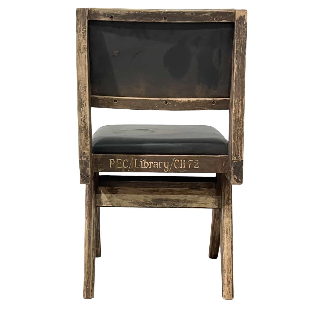 Satz von 4 authentischen Pierre Jeanneret Esszimmerstühlen PJ-SI-25-E,  1950s (Indisch) im Angebot