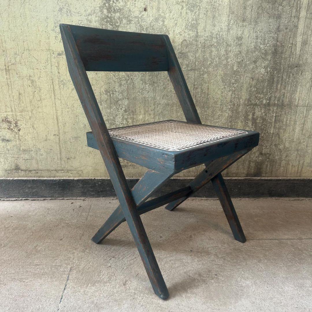 Satz von vier ebonisierten Bibliotheksstühlen PJ-SI-51-A von Pierre Jeanneret, um 1959-1960. Massives Teakholz, Banner-Rückenlehne, X-Bein-Fuß, neu zu bespannen.

Ein passender Satz von vier ebonisierten Bibliotheksstühlen, Modell PJ-SI-51-A,
