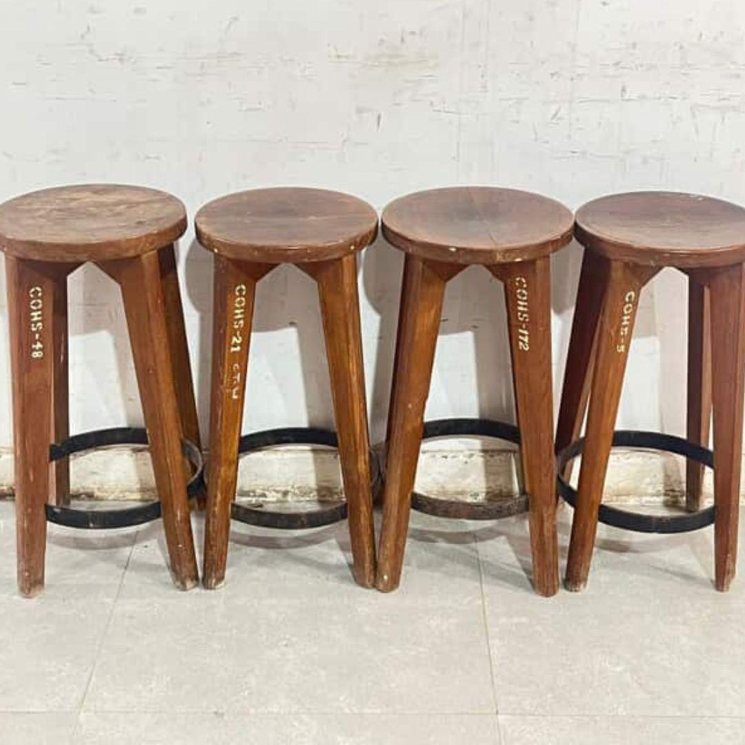 Exemple exceptionnel du mobilier fonctionnel et raffiné conçu par Pierre Jeanneret pour la ville de Chandigarh, cet ensemble de tabourets ronds présente une assise épaisse et légèrement concave en teck massif, soutenue par trois pieds effilés et