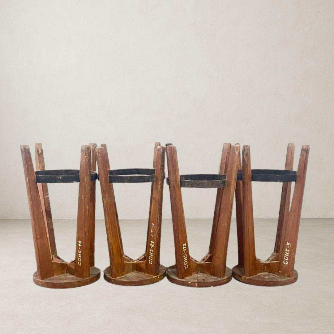Mid-Century Modern Ensemble de 4 tabourets authentiques Pierre Jeanneret PJ-SI-22-A, Inde années 1960 en vente