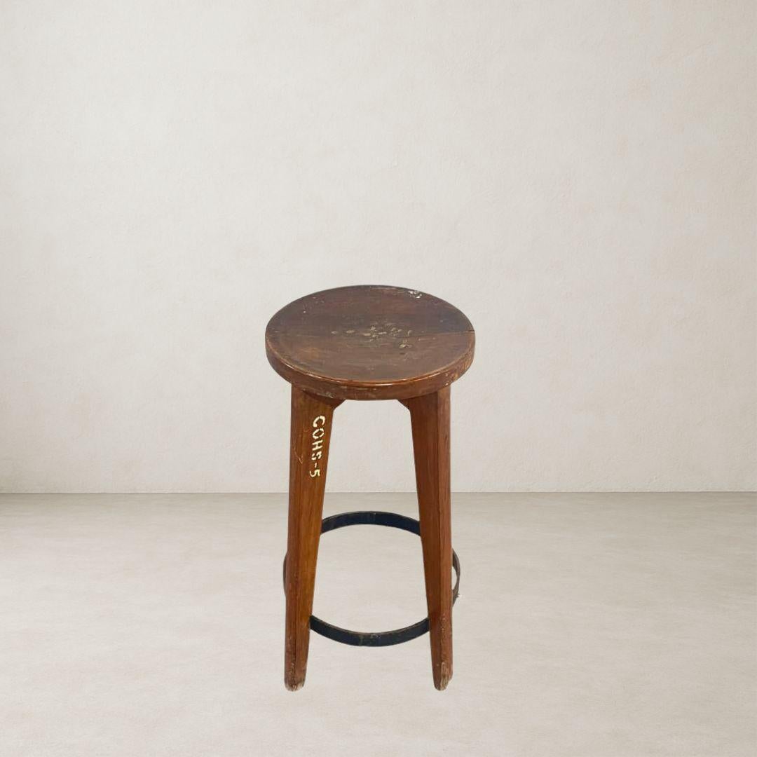 Indien Ensemble de 4 tabourets authentiques Pierre Jeanneret PJ-SI-22-A, Inde années 1960 en vente