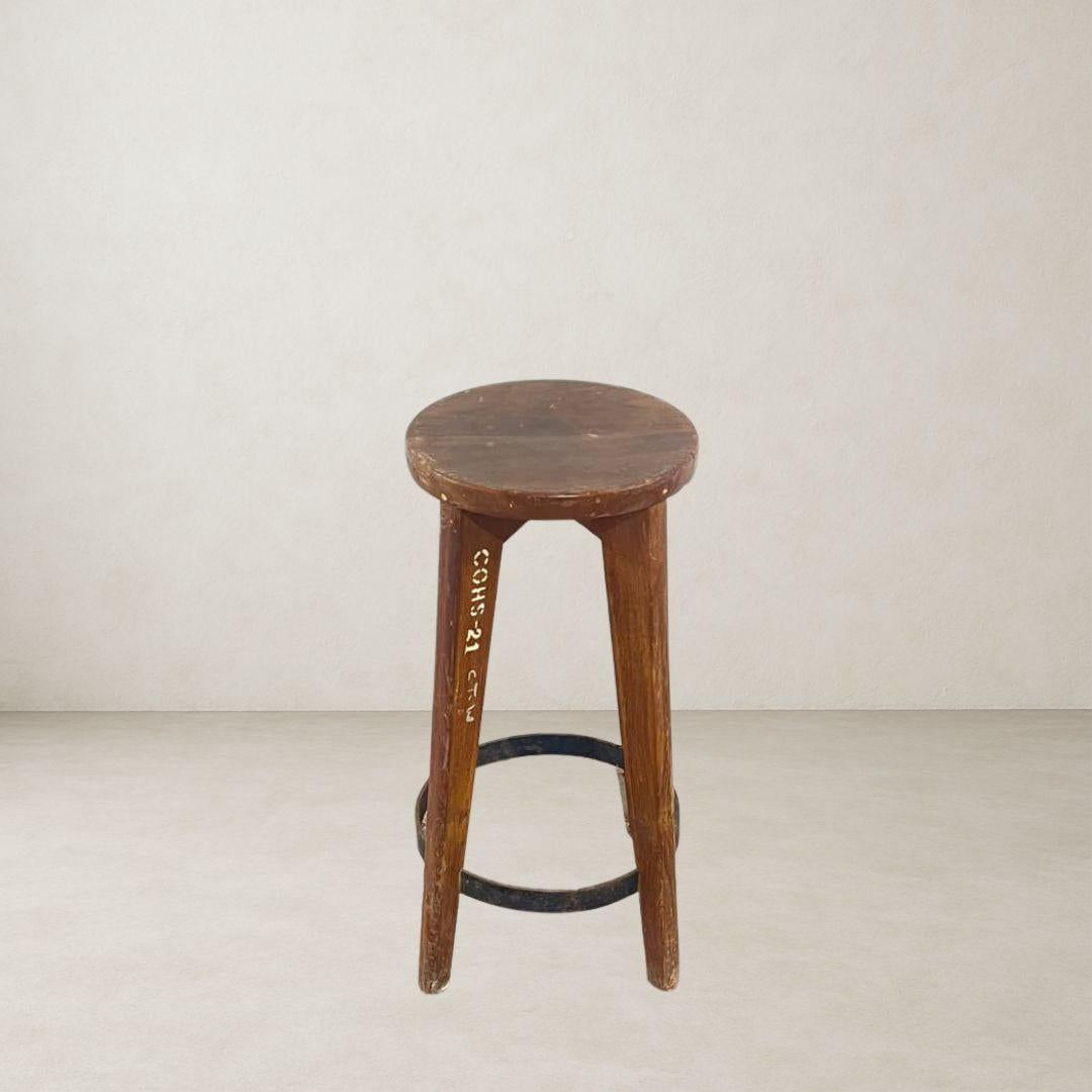 Fait main Ensemble de 4 tabourets authentiques Pierre Jeanneret PJ-SI-22-A, Inde années 1960 en vente