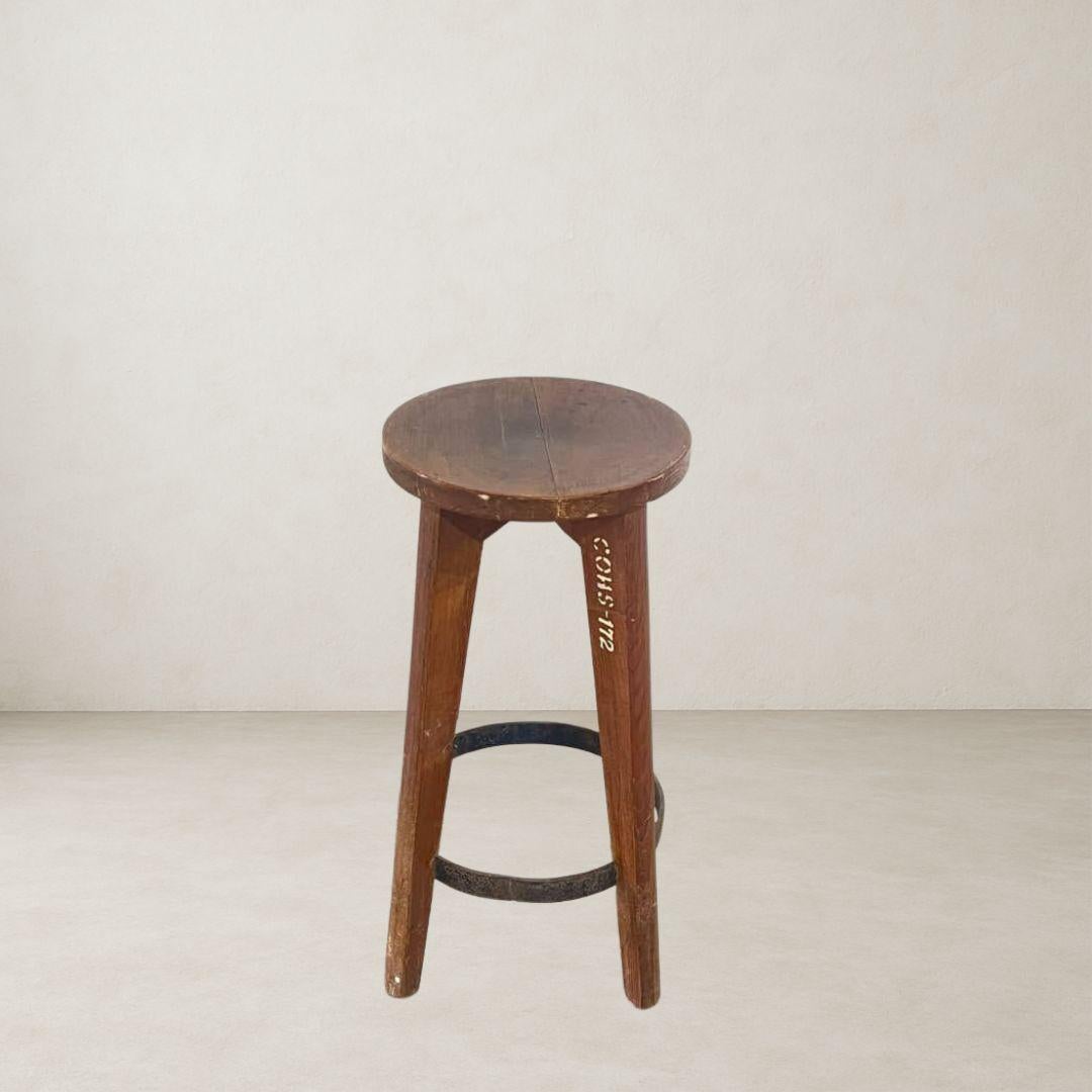 Ensemble de 4 tabourets authentiques Pierre Jeanneret PJ-SI-22-A, Inde années 1960 Bon état - En vente à Amsterdam, NL
