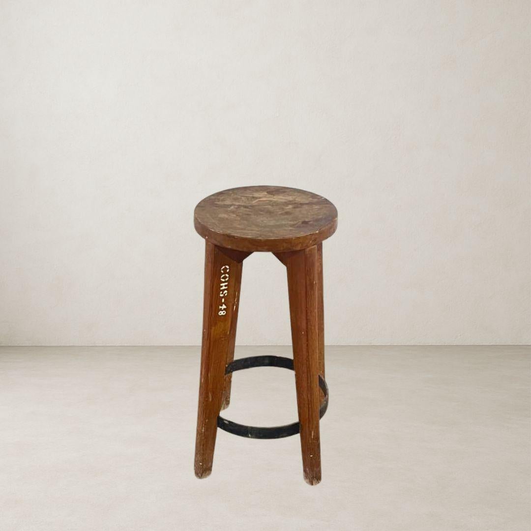 Milieu du XXe siècle Ensemble de 4 tabourets authentiques Pierre Jeanneret PJ-SI-22-A, Inde années 1960 en vente