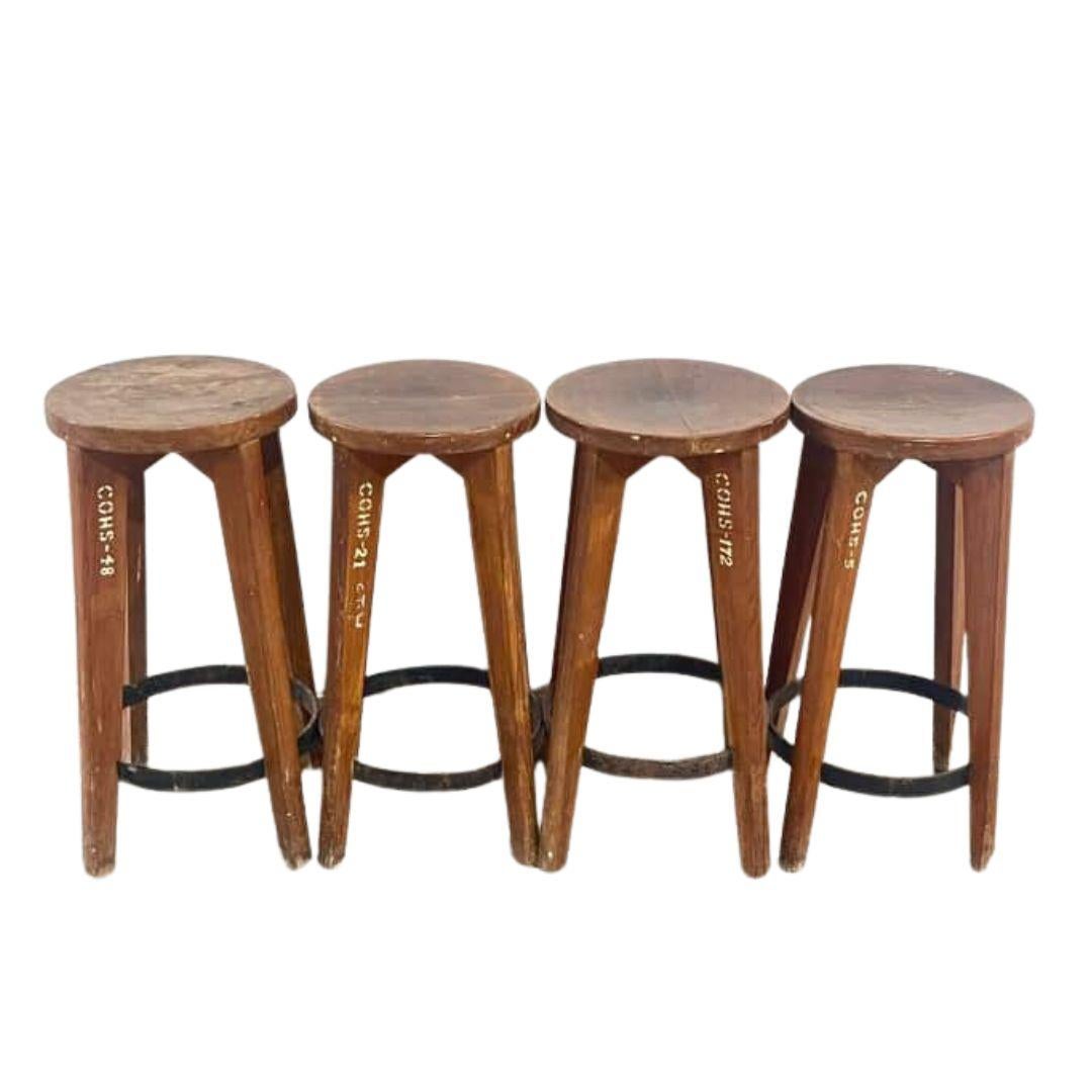 Fer Ensemble de 4 tabourets authentiques Pierre Jeanneret PJ-SI-22-A, Inde années 1960 en vente