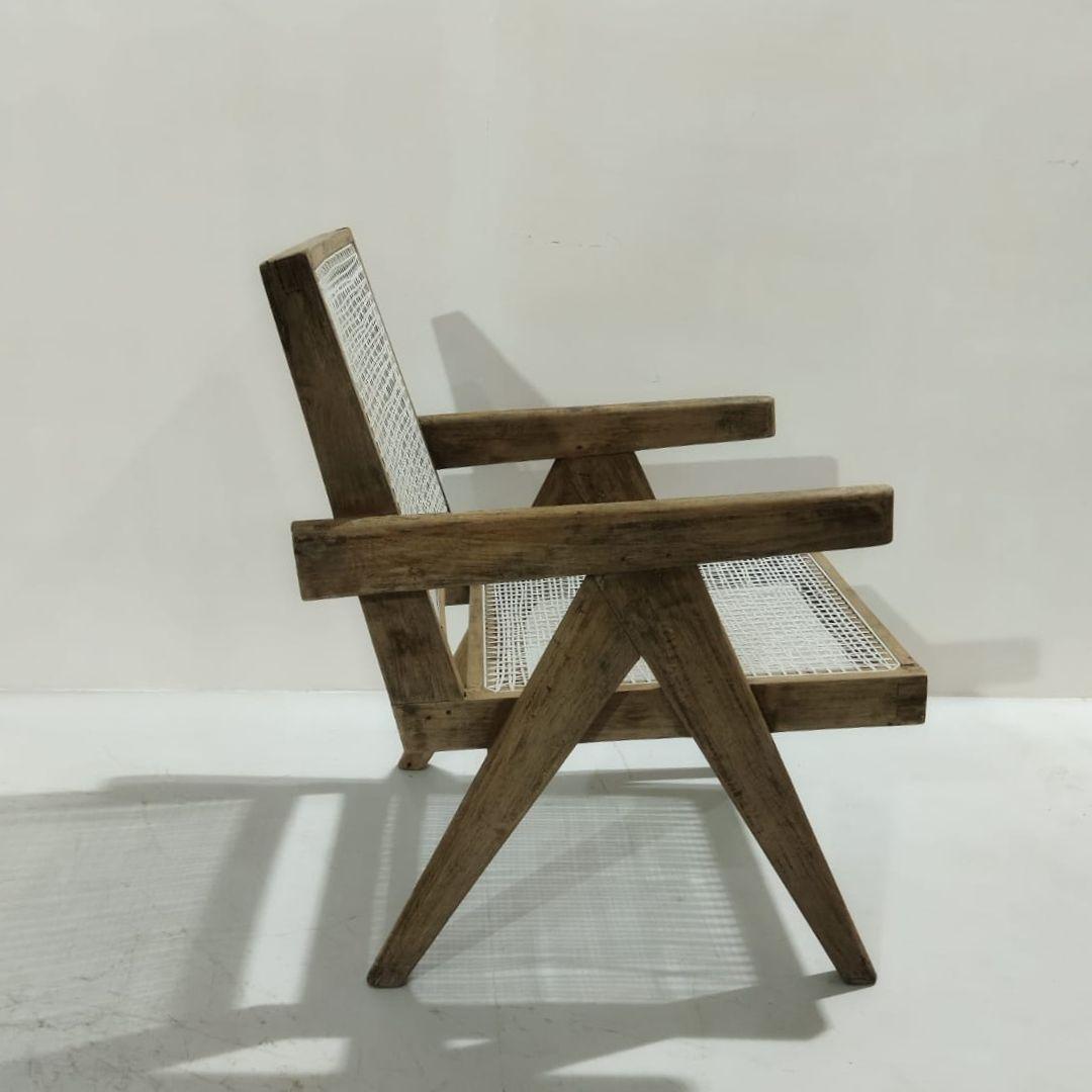 La semplicità cruda e senza tempo dell'etica del design di Pierre Jeanneret per il suo progetto Chandigarh ha reso la sua poltrona un'icona dell'arredamento moderno di metà secolo. Caratterizzate dall'assemblaggio di gambe a compasso o ad A, sono
