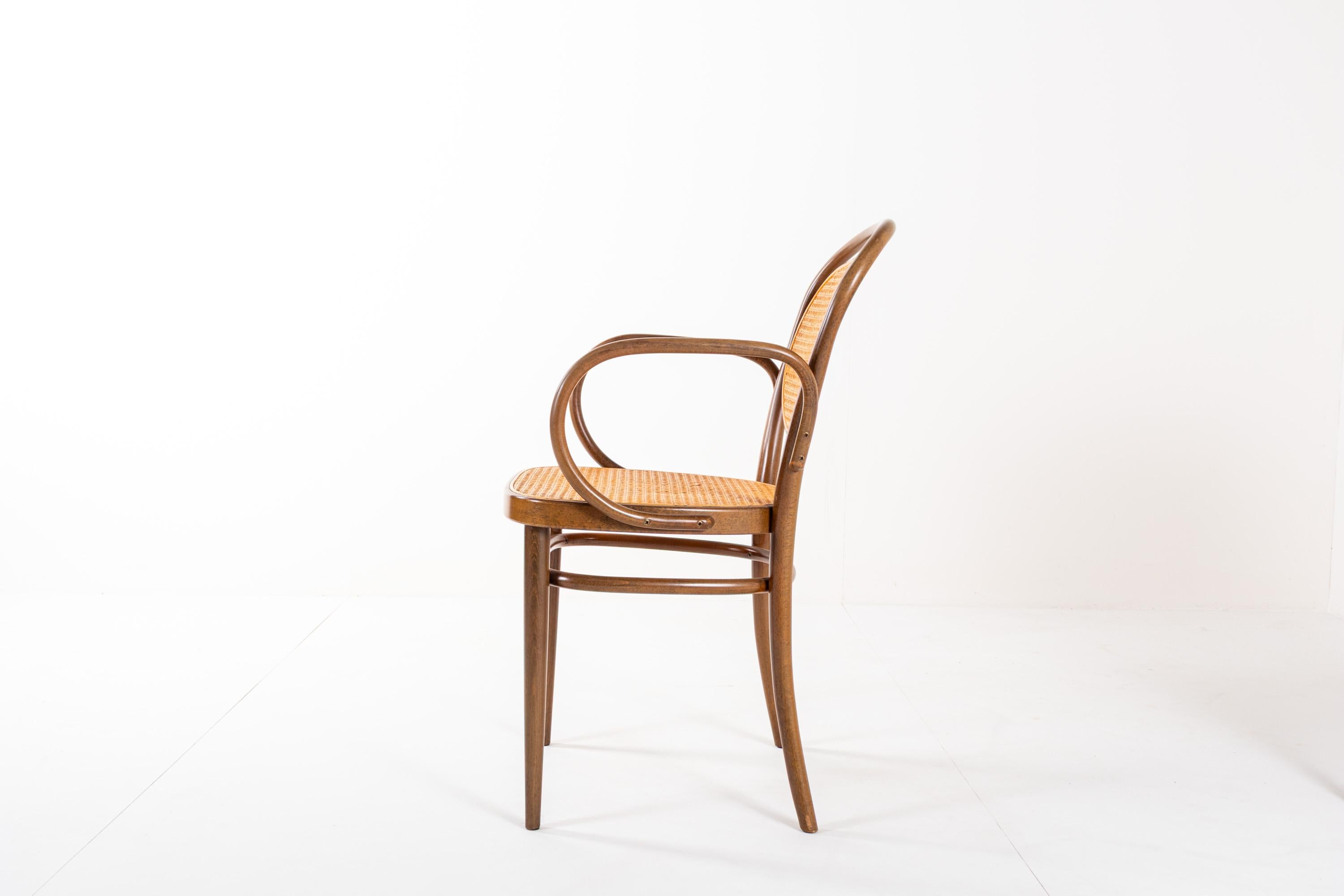 Set di 4 autentiche sedie Thonet 215 e 215RF, anni '70 in vendita 4