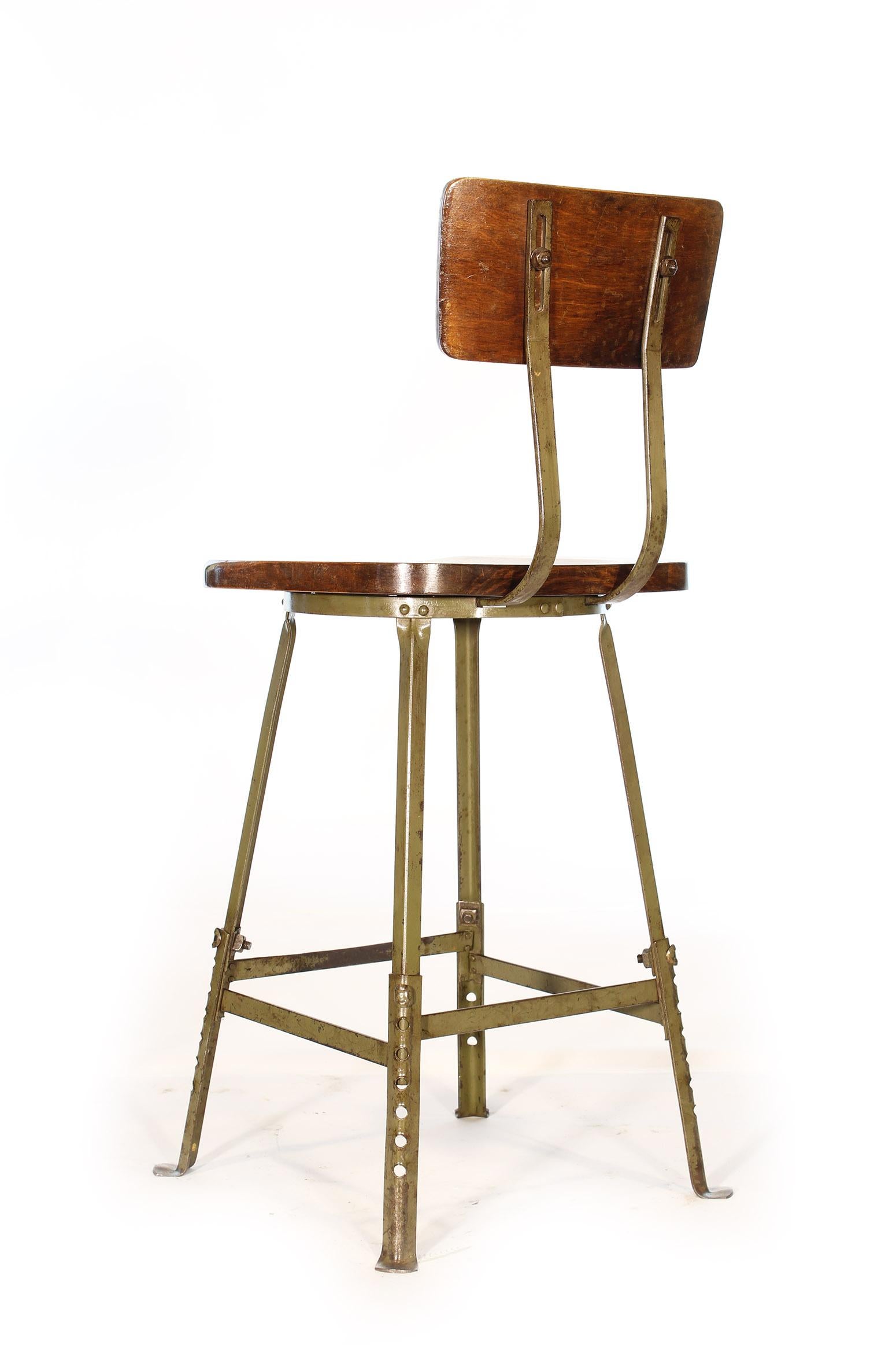 Set of 4 Authentic Vintage Industrial Shop Stools In Distressed Condition In Oakville, CT