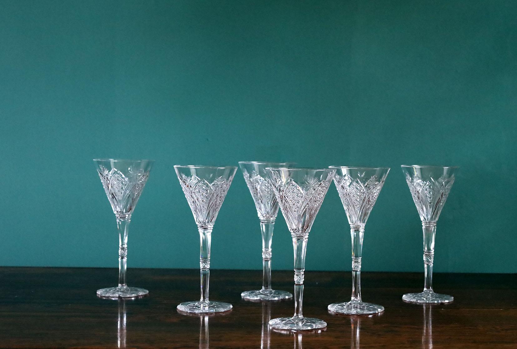 Il servizio Baccarat Elbeuf fu introdotto per la prima volta nel 1908 e presentato all'Esposizione Internazionale di Nancy, in Francia, nel 1909. Ordinata appositamente nel 1920 dal Maharaja di Baroda.
Questo set di 6 bicchieri firmati Baccarat è in